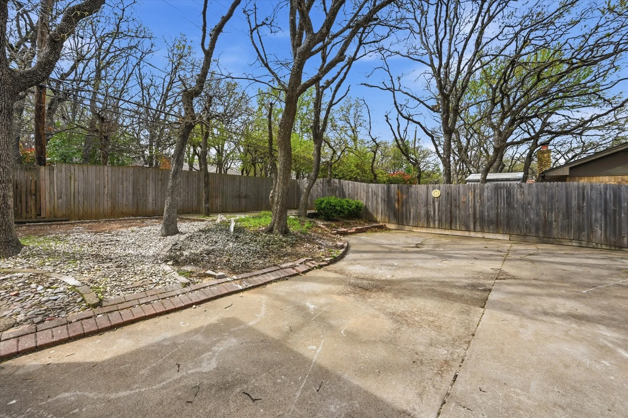 Single Family Residence For Sale in Tarrant County , 5808 Ridge Drive, Arlington, Texas 76016, 3 Bedrooms, 2 Bathrooms, 2 Garage spaces, 2,379 Sqft, built in 1974, Price $400,000, mls#21210306, Real Estate Agent in Arlington, Homes For Sale in Tarrant county, Homes For Sale in Arlington, Realtor in Arlington Texas, Real Estate Brokerage Independent Realty Texas, Luminita Cordes Realtor