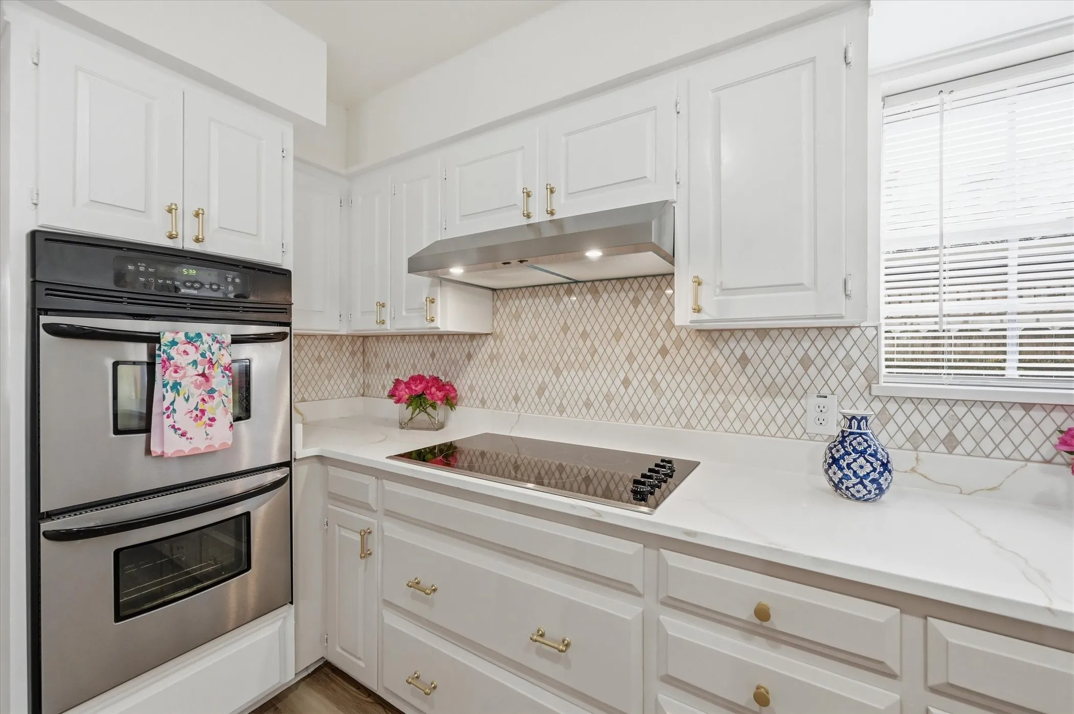 Single Family Residence For Sale in Tarrant County , 5808 Ridge Drive, Arlington, Texas 76016, 3 Bedrooms, 2 Bathrooms, 2 Garage spaces, 2,379 Sqft, built in 1974, Price $400,000, mls#21210306, Real Estate Agent in Arlington, Homes For Sale in Tarrant county, Homes For Sale in Arlington, Realtor in Arlington Texas, Real Estate Brokerage Independent Realty Texas, Luminita Cordes Realtor