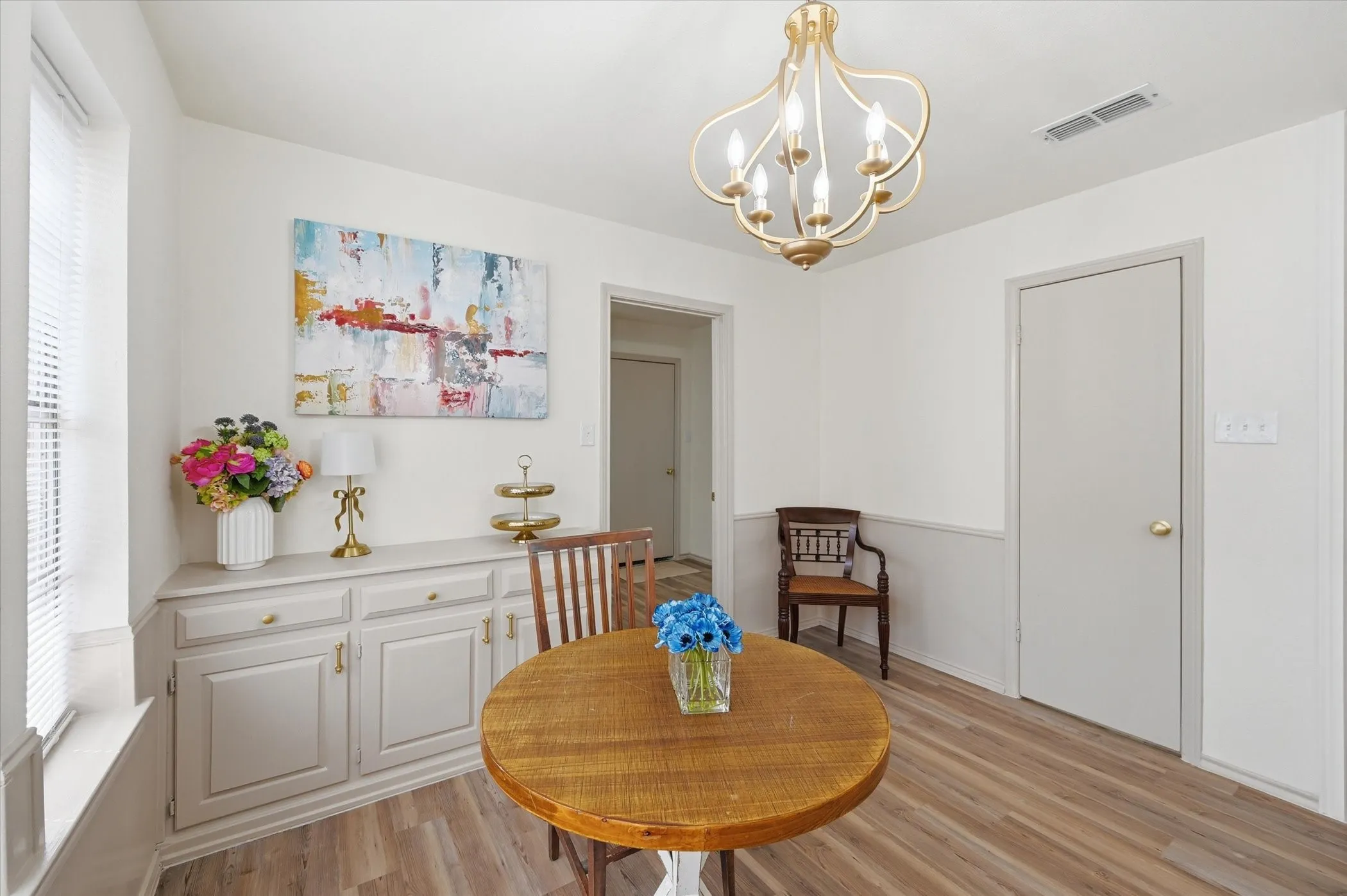 Single Family Residence For Sale in Tarrant County , 5808 Ridge Drive, Arlington, Texas 76016, 3 Bedrooms, 2 Bathrooms, 2 Garage spaces, 2,379 Sqft, built in 1974, Price $400,000, mls#21210306, Real Estate Agent in Arlington, Homes For Sale in Tarrant county, Homes For Sale in Arlington, Realtor in Arlington Texas, Real Estate Brokerage Independent Realty Texas, Luminita Cordes Realtor
