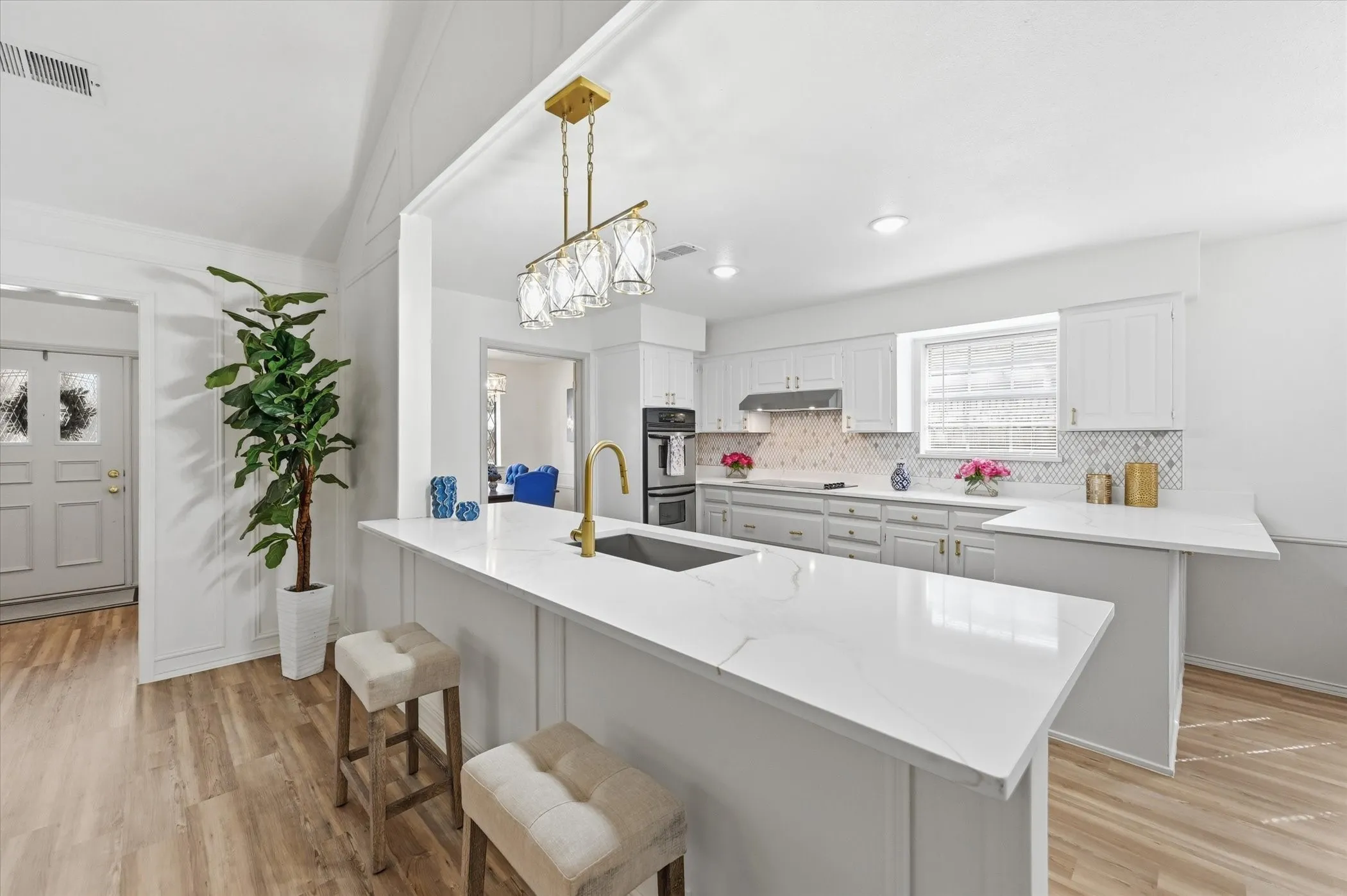 Single Family Residence For Sale in Tarrant County , 5808 Ridge Drive, Arlington, Texas 76016, 3 Bedrooms, 2 Bathrooms, 2 Garage spaces, 2,379 Sqft, built in 1974, Price $400,000, mls#21210306, Real Estate Agent in Arlington, Homes For Sale in Tarrant county, Homes For Sale in Arlington, Realtor in Arlington Texas, Real Estate Brokerage Independent Realty Texas, Luminita Cordes Realtor