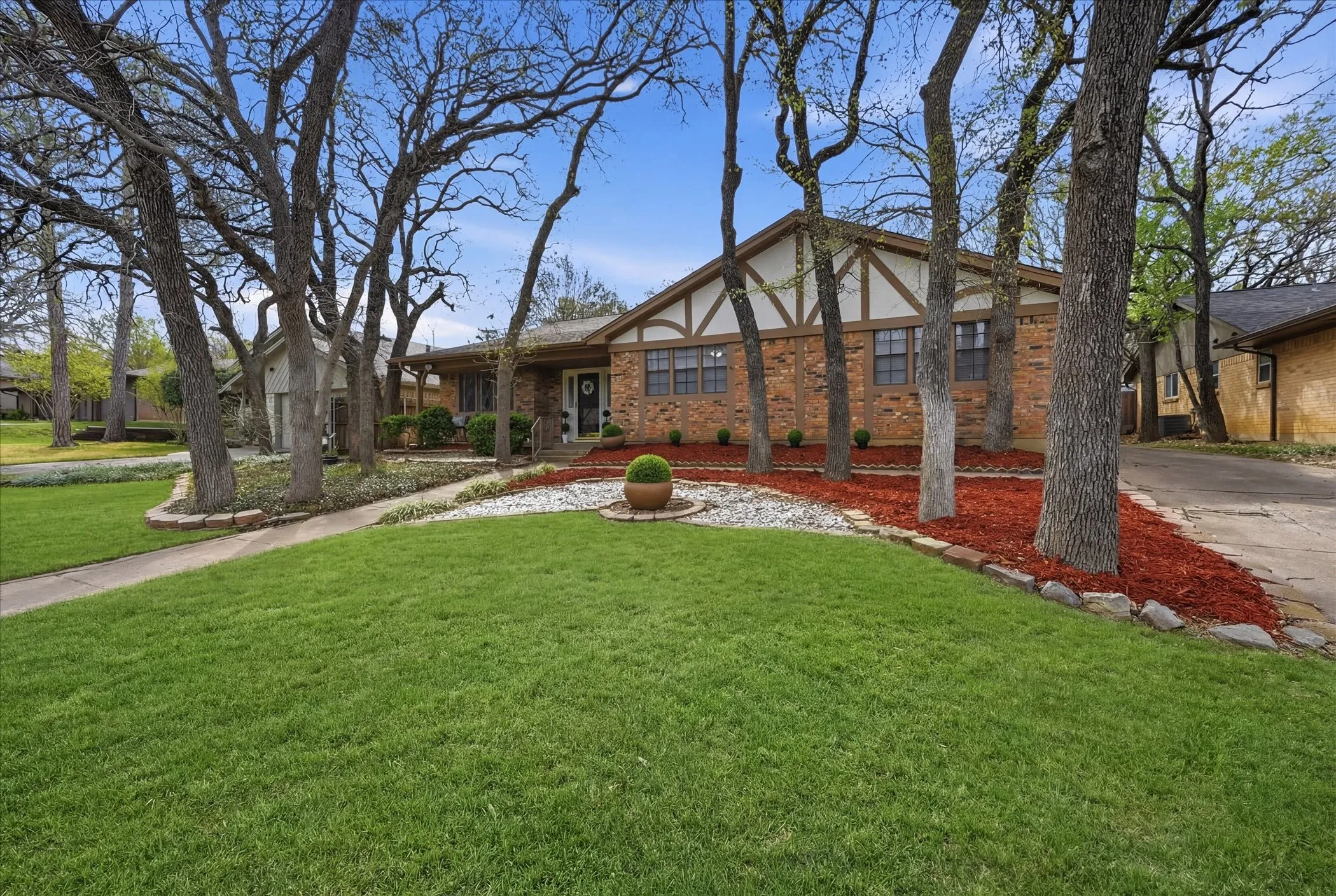 Single Family Residence For Sale in Tarrant County , 5808 Ridge Drive, Arlington, Texas 76016, 3 Bedrooms, 2 Bathrooms, 2 Garage spaces, 2,379 Sqft, built in 1974, Price $400,000, mls#21210306, Real Estate Agent in Arlington, Homes For Sale in Tarrant county, Homes For Sale in Arlington, Realtor in Arlington Texas, Real Estate Brokerage Independent Realty Texas, Luminita Cordes Realtor
