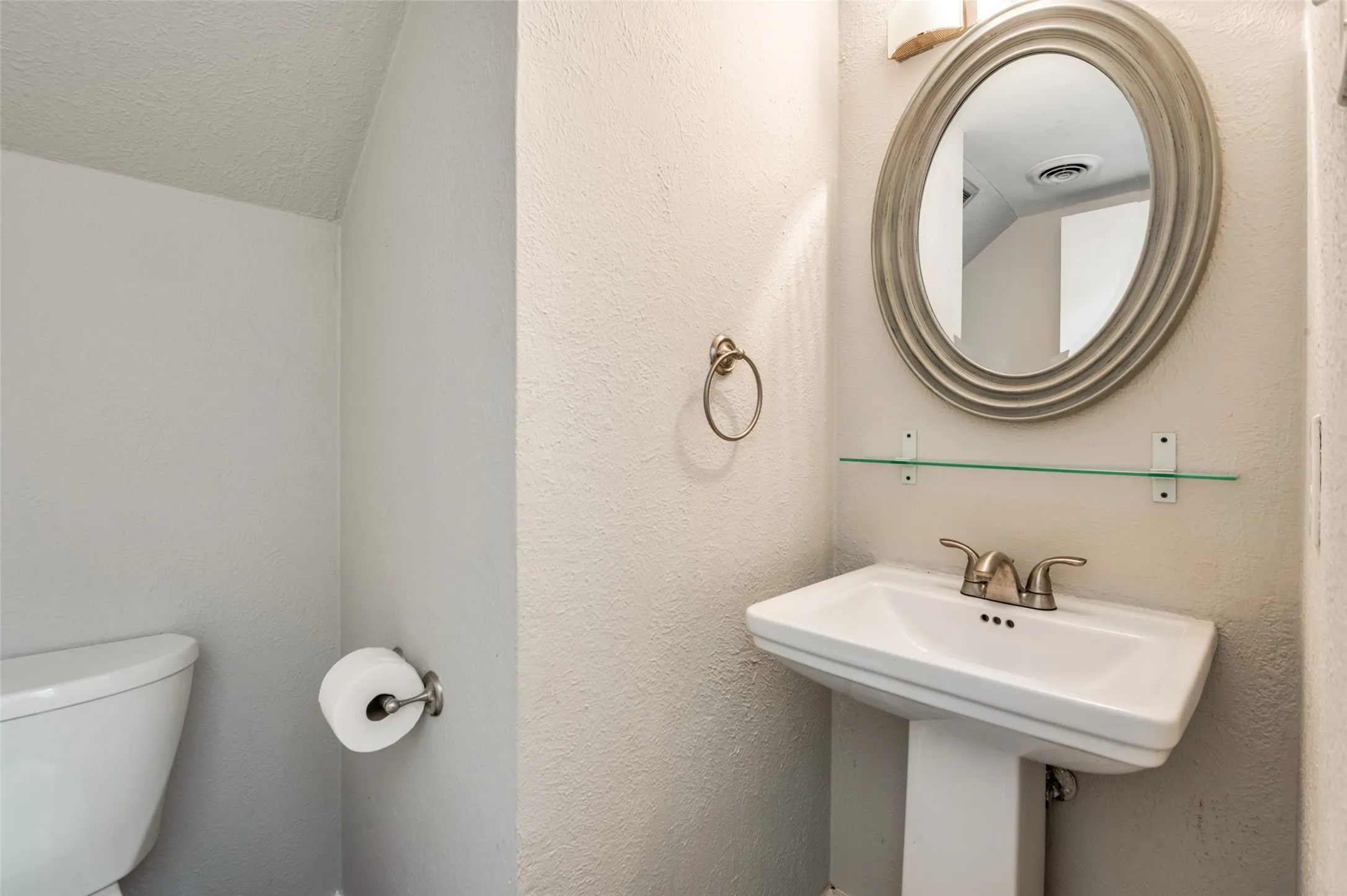 Single Family Residence For Sale in Dallas County , 2628 Via Los Altos, Carrollton, Texas 75006, 2 Bedroom, 2 Bathroom, 2 Garage spaces, 1,176 Sqft, built in 1977, mls#21211722, Real Estate Agent in Carrollton, Homes For Sale in Dallas county, Homes For Sale in Carrollton, Realtor in Carrollton Texas, Real Estate Brokerage Independent Realty Texas, Luminita Cordes Realtor