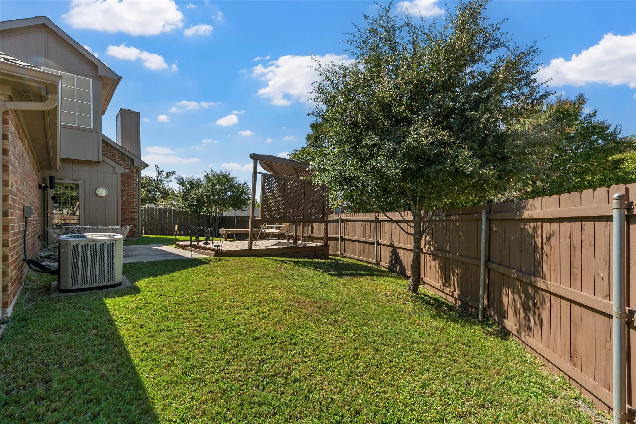 Gorgeous and quiet backyard that you won't want to miss out on!