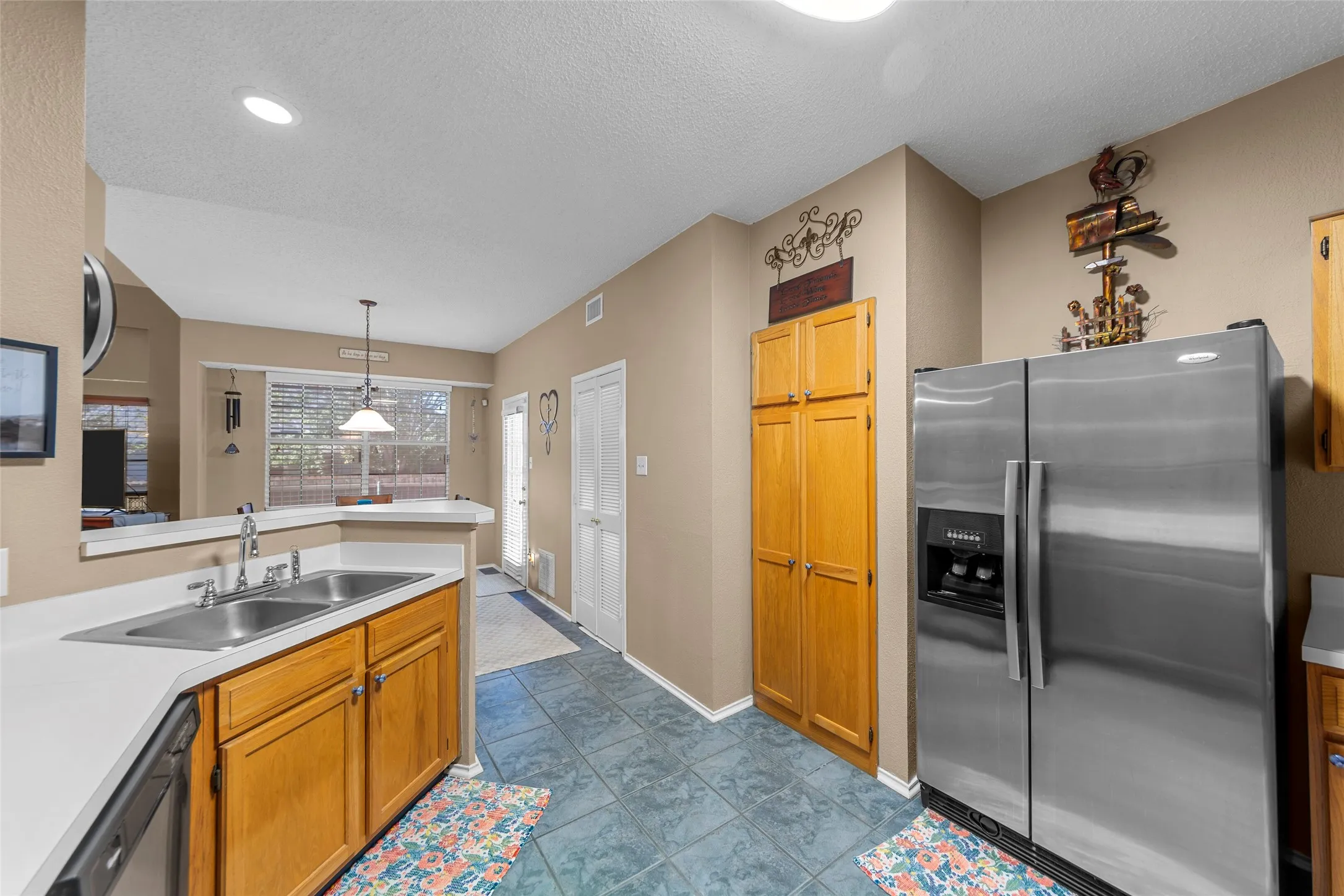 Lovely kitchen and fabulous space to spend time cooking and hanging out with friends and family!