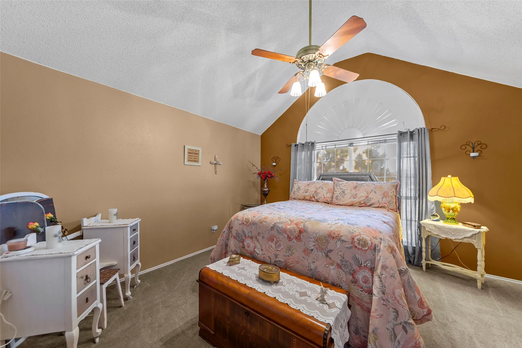Great size primary bedroom that gives you all the room to bring in you large bedroom furniture and just a great space to relax!