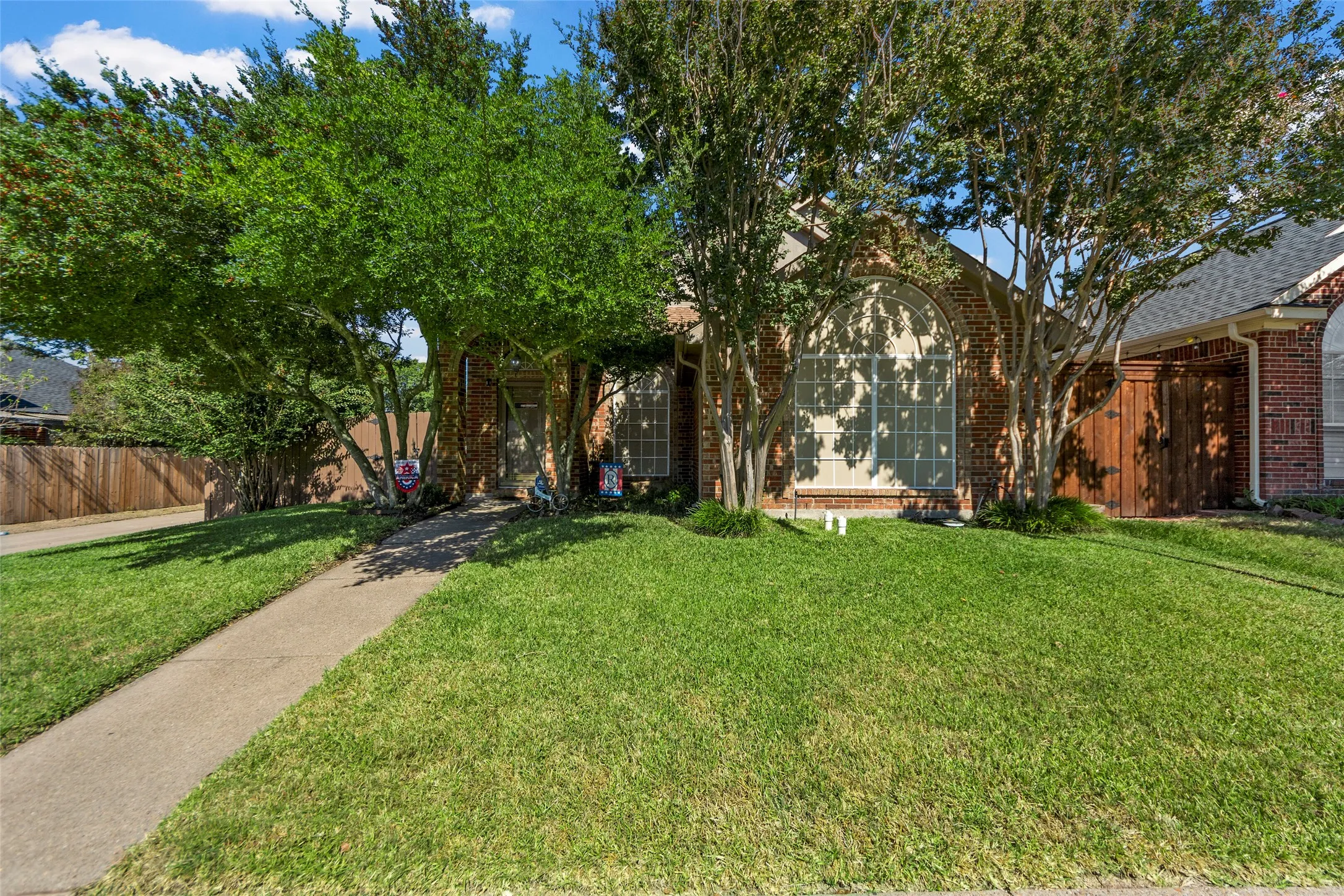 Single Family Residence For Sale in Dallas County , 2329 Baretta Drive, Mesquite, Texas 75181, 3 Bedroom, 3 Bathroom, 2 Garage spaces, 1,532 Sqft, built in 1990, Preowned, mls#21212217, Real Estate Agent in Mesquite, Homes For Sale in Dallas county, Homes For Sale in Mesquite, Realtor in Mesquite Texas, Real Estate Brokerage Independent Realty Texas, Luminita Cordes Realtor