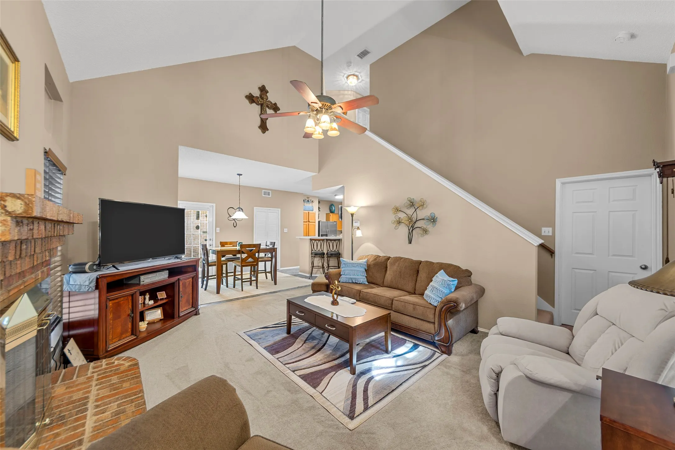 Great living room that open up to the kitchen...perfect to be with all your family and friends!