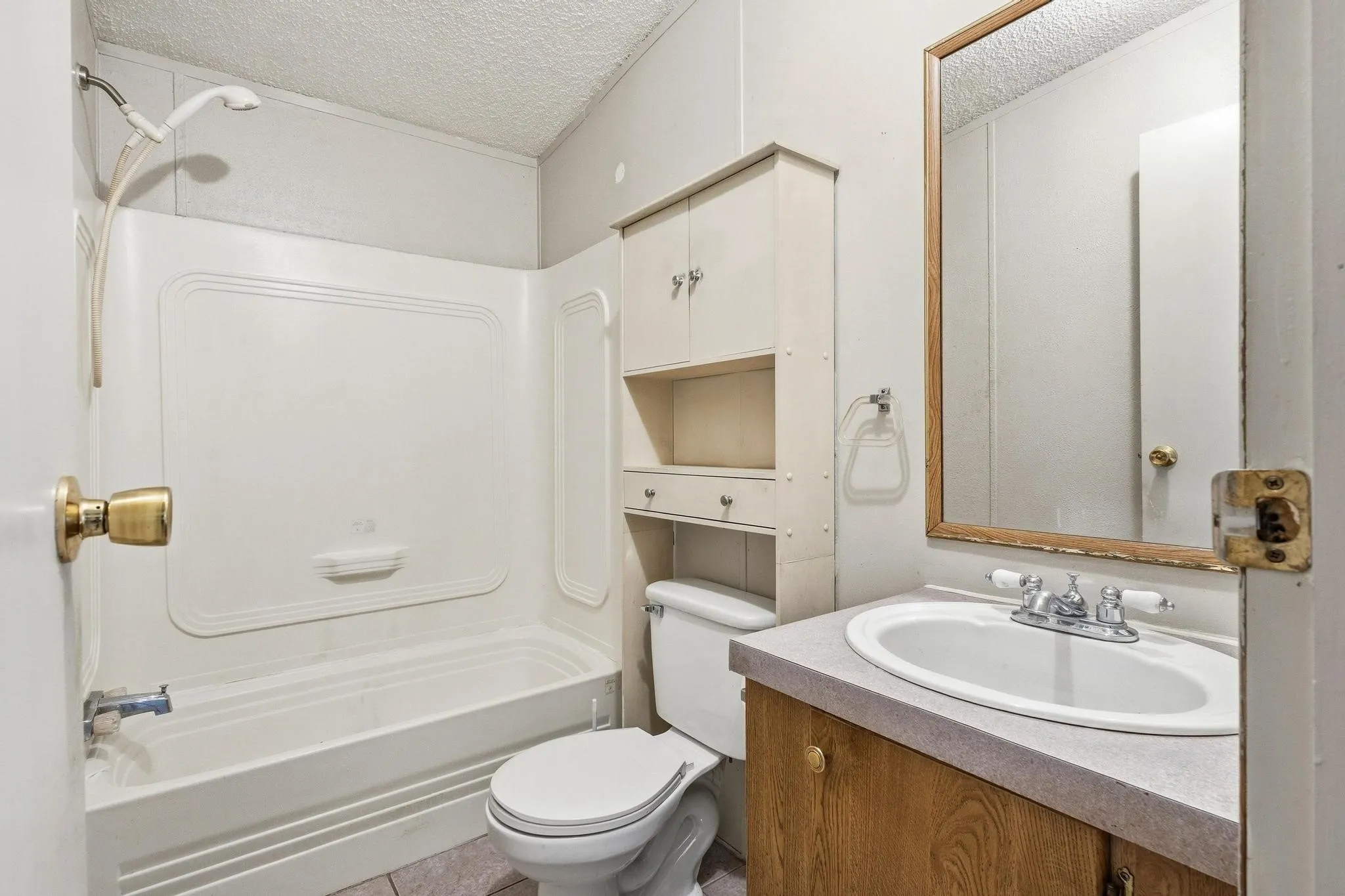 Hallway bath with tub