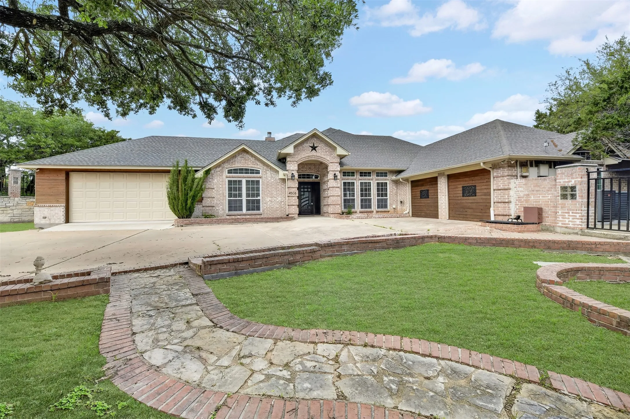 Single Family Residence For Sale in Hood County , 4508 Chavez Court, Granbury, Texas 76048, 5 Bedroom, 3 Bathroom, 2 Garage spaces, 2,773 Sqft, built in 1996, mls#21212178, Real Estate Agent in Granbury, Homes For Sale in Hood county, Homes For Sale in Granbury, Realtor in Granbury Texas, Real Estate Brokerage Independent Realty Texas, Luminita Cordes Realtor