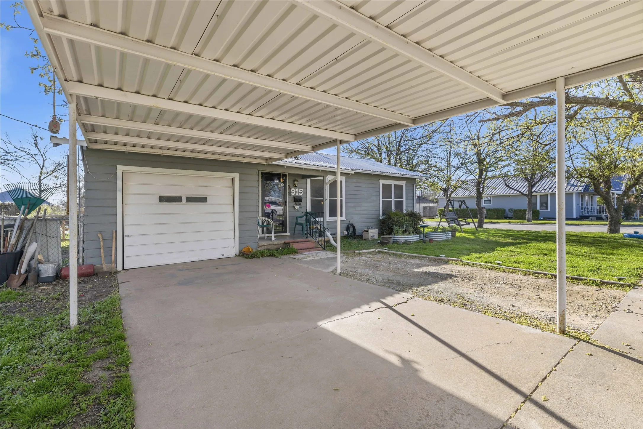 Single Family Residence For Sale in Coleman County , 915 S Neches Street, Coleman, Texas 76834, 2 Bedroom, 1 Bathroom, 1 Garage spaces, 708 Sqft, built in 0, mls#21213109, Real Estate Agent in Coleman, Homes For Sale in Coleman county, Homes For Sale in Coleman, Realtor in Coleman Texas, Real Estate Brokerage Independent Realty Texas, Luminita Cordes Realtor