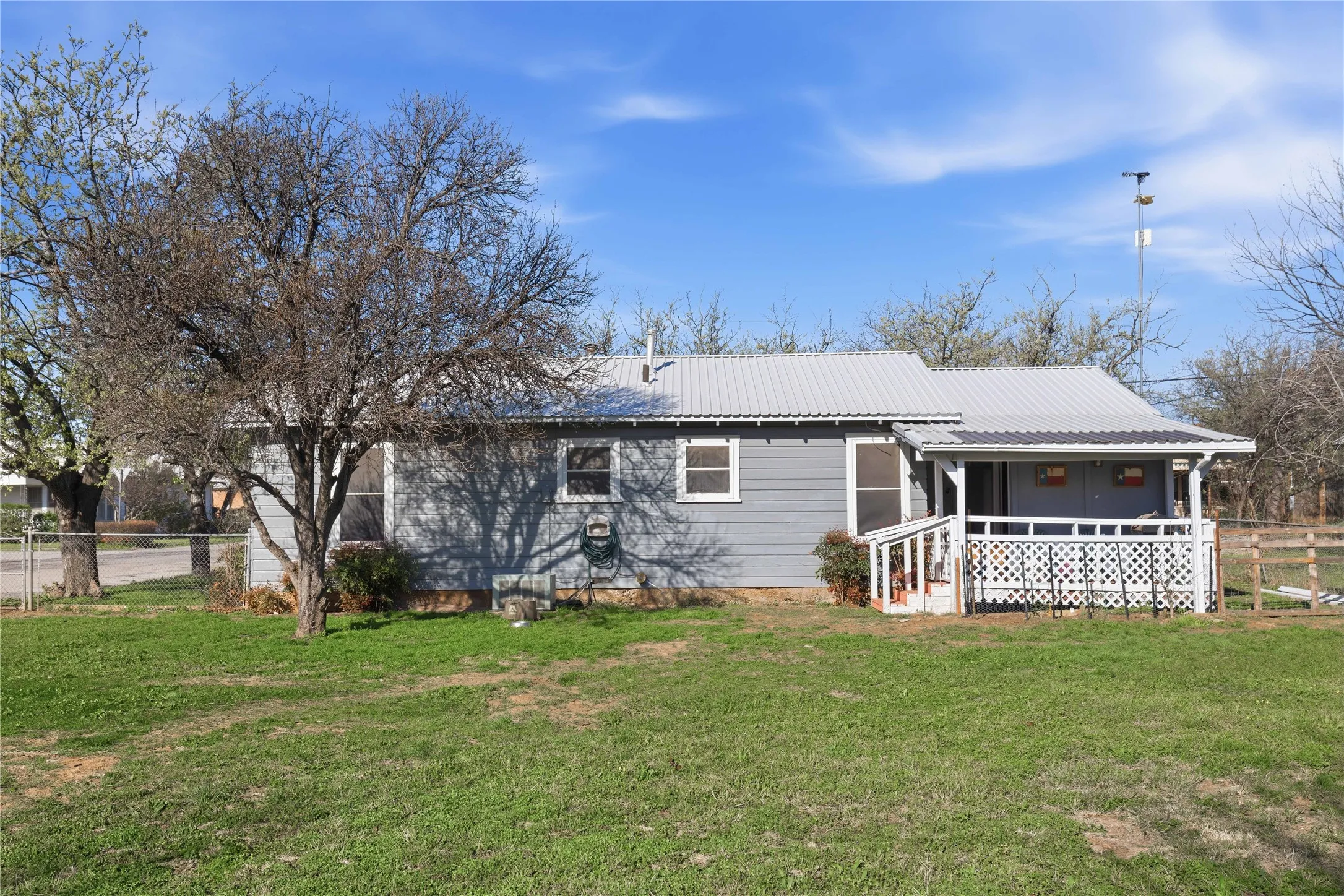 Single Family Residence For Sale in Coleman County , 915 S Neches Street, Coleman, Texas 76834, 2 Bedroom, 1 Bathroom, 1 Garage spaces, 708 Sqft, built in 0, mls#21213109, Real Estate Agent in Coleman, Homes For Sale in Coleman county, Homes For Sale in Coleman, Realtor in Coleman Texas, Real Estate Brokerage Independent Realty Texas, Luminita Cordes Realtor