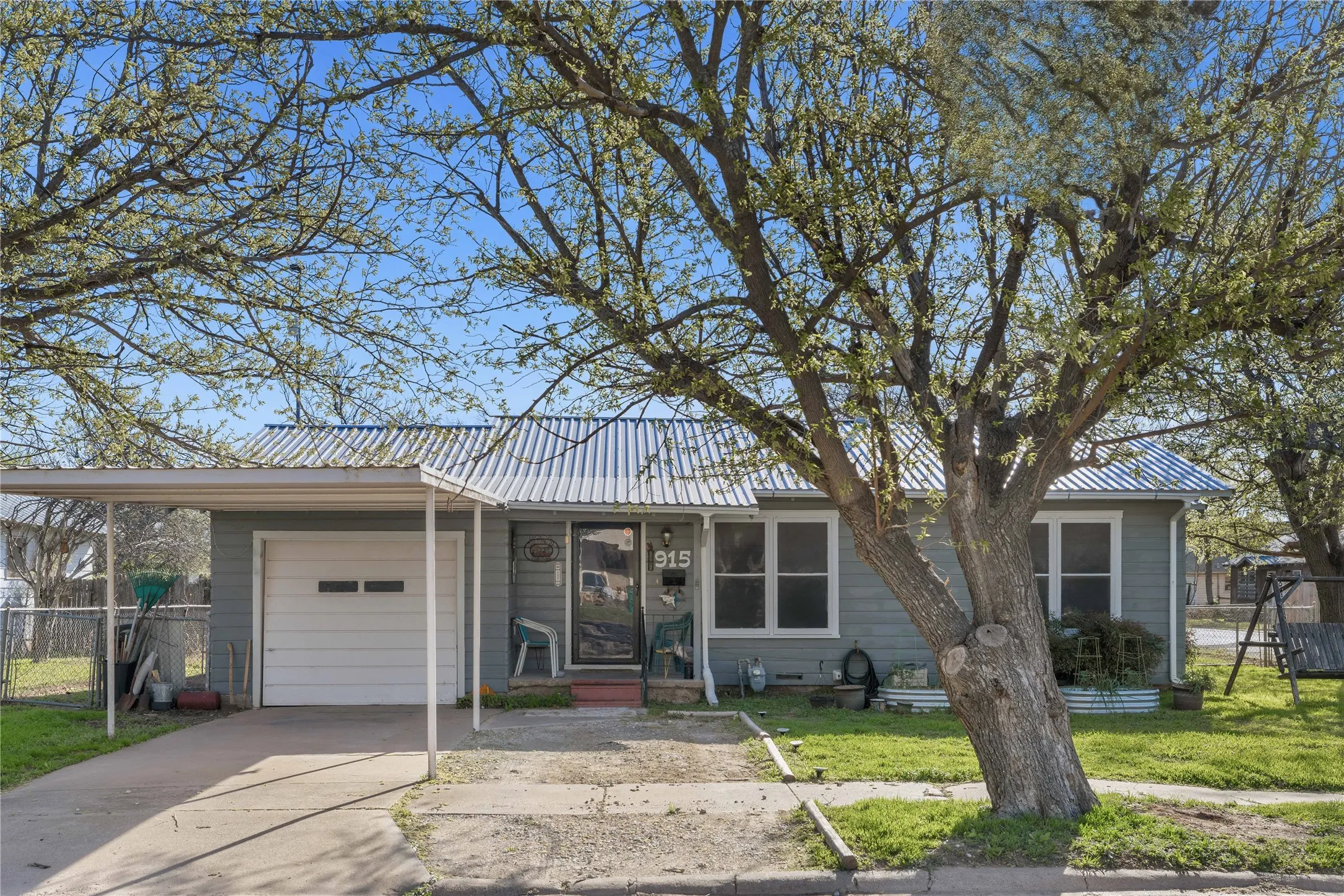Single Family Residence For Sale in Coleman County , 915 S Neches Street, Coleman, Texas 76834, 2 Bedroom, 1 Bathroom, 1 Garage spaces, 708 Sqft, built in 0, mls#21213109, Real Estate Agent in Coleman, Homes For Sale in Coleman county, Homes For Sale in Coleman, Realtor in Coleman Texas, Real Estate Brokerage Independent Realty Texas, Luminita Cordes Realtor