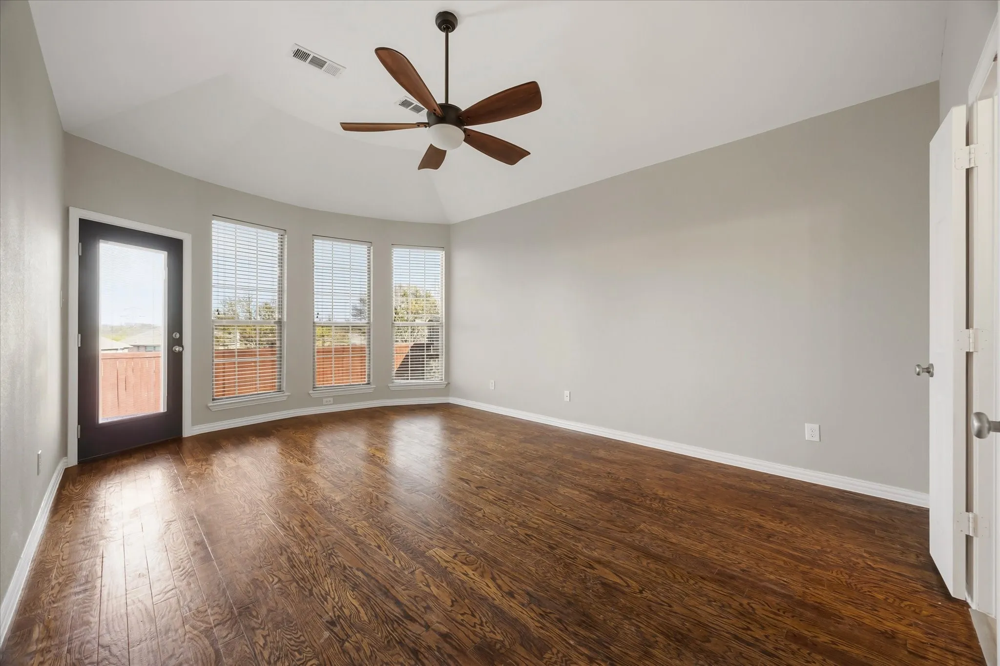 Single Family Residence For Sale in Kaufman County , 118 Stone Drive, Forney, Texas 75126, 4 Bedroom, 4 Bathroom, 3 Garage spaces, 3,477 Sqft, built in 2007, mls#21211362, Real Estate Agent in Forney, Homes For Sale in Kaufman county, Homes For Sale in Forney, Realtor in Forney Texas, Real Estate Brokerage Independent Realty Texas, Luminita Cordes Realtor