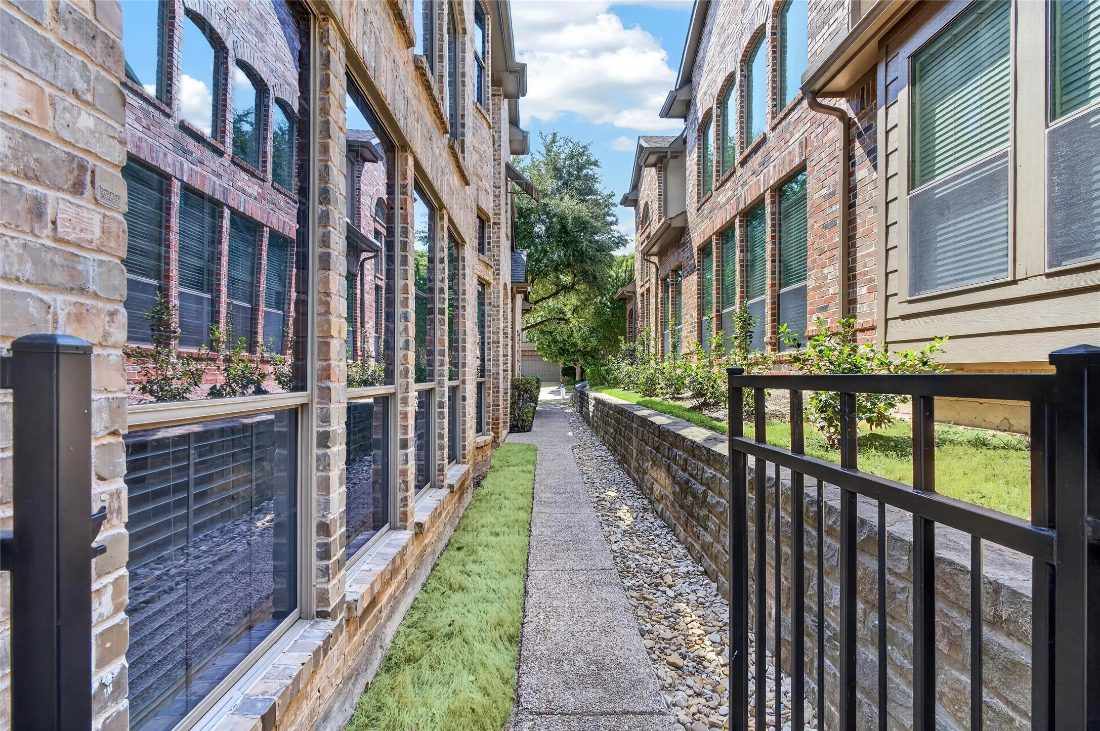 Townhouse For Sale in Collin County , 2388 Greymoore Drive, Frisco, Texas 75034, 4 Bedroom, 4 Bathroom, 2 Garage spaces, 3,017 Sqft, built in 2006, mls#21202861, Real Estate Agent in Frisco, Homes For Sale in Collin county, Homes For Sale in Frisco, Realtor in Frisco Texas, Real Estate Brokerage Independent Realty Texas, Luminita Cordes Realtor