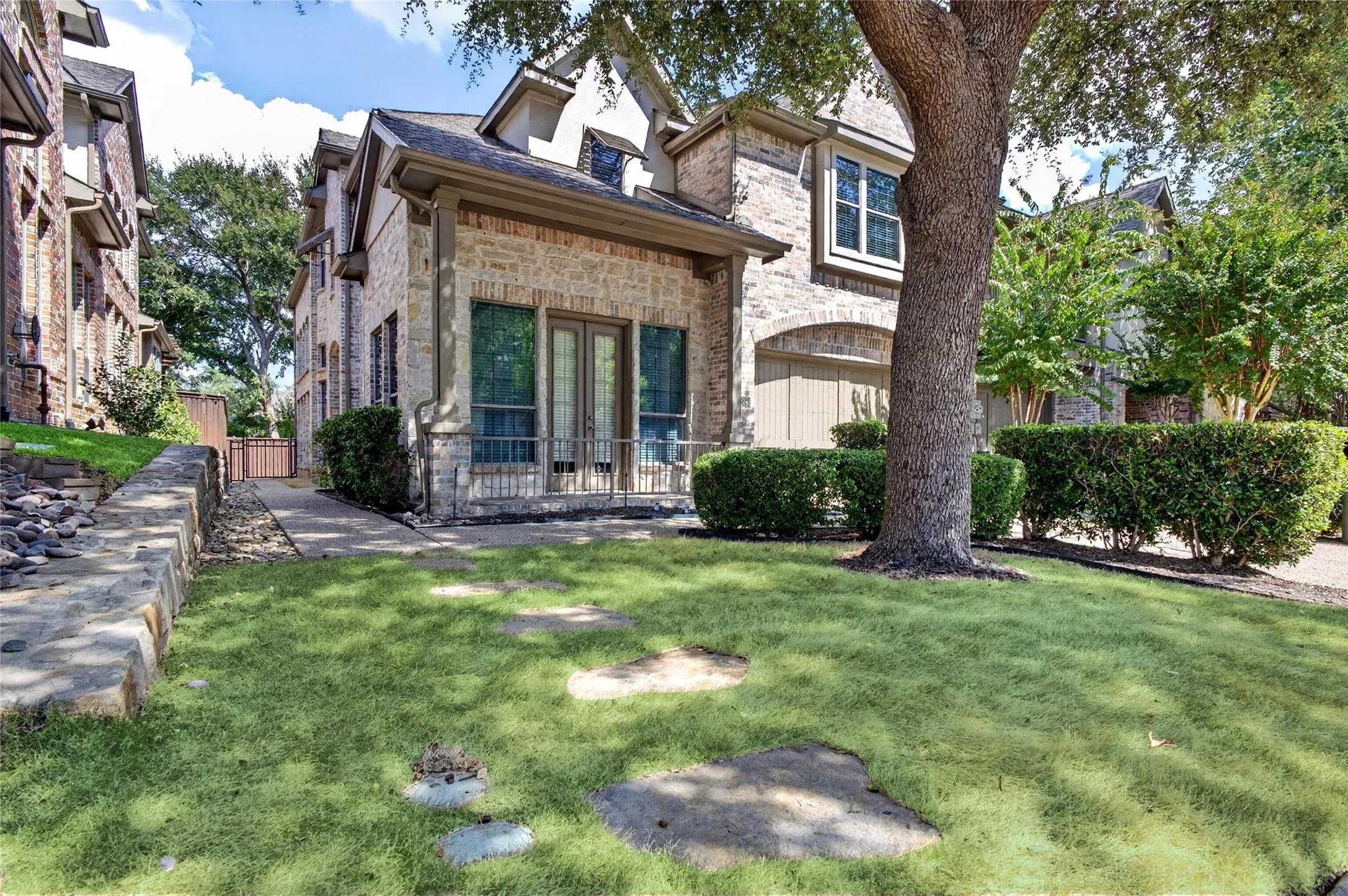 Townhouse For Sale in Collin County , 2388 Greymoore Drive, Frisco, Texas 75034, 4 Bedroom, 4 Bathroom, 2 Garage spaces, 3,017 Sqft, built in 2006, mls#21202861, Real Estate Agent in Frisco, Homes For Sale in Collin county, Homes For Sale in Frisco, Realtor in Frisco Texas, Real Estate Brokerage Independent Realty Texas, Luminita Cordes Realtor