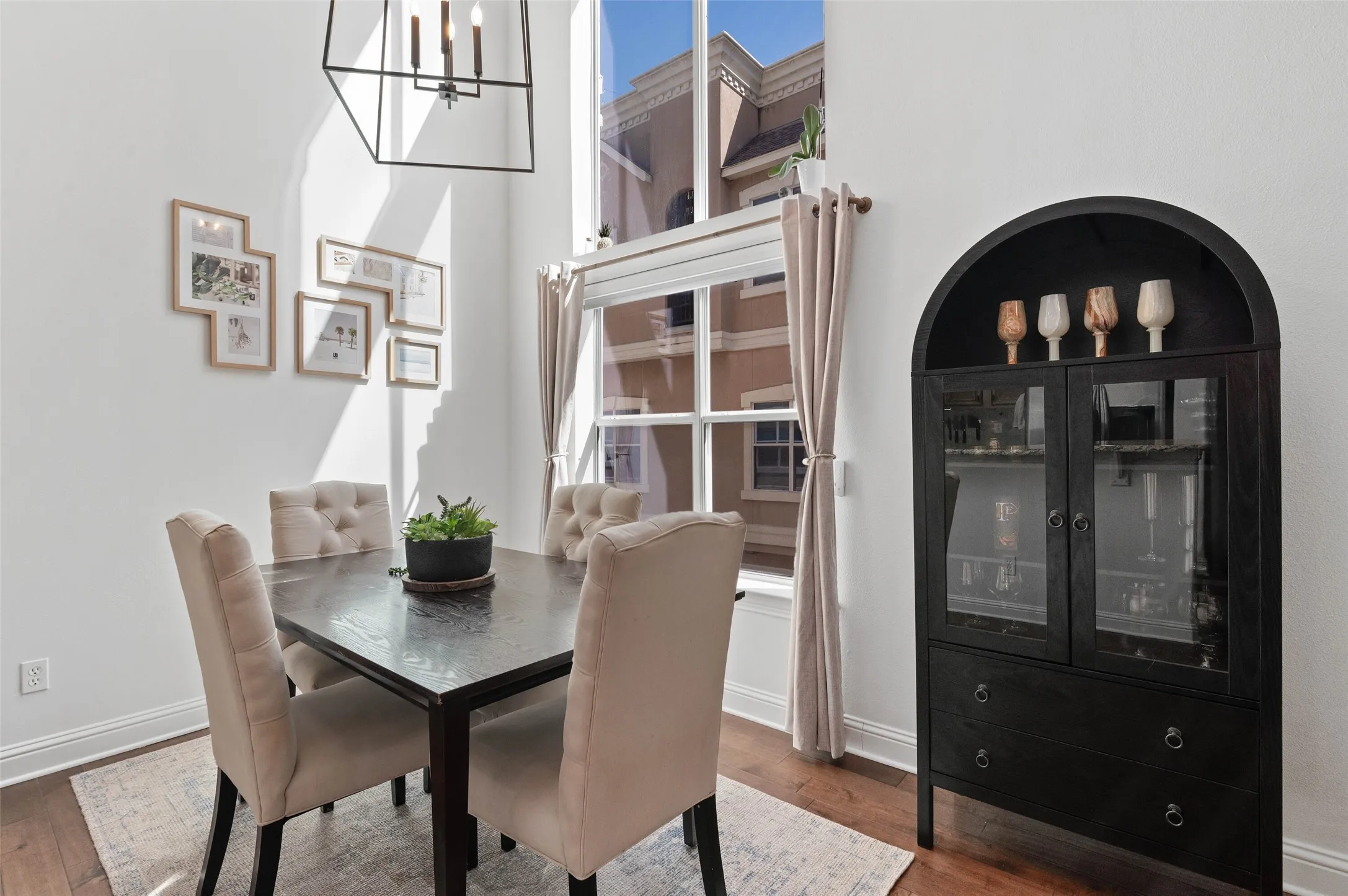 Condominium For Sale in Dallas County , 5609 Lindell Avenue 3, Dallas, Texas 75206, 2 Bedroom, 2 Bathroom, 2 Garage spaces, 1,596 Sqft, built in 2007, Preowned, mls#21212095, Real Estate Agent in Dallas, Homes For Sale in Dallas county, Homes For Sale in Dallas, Realtor in Dallas Texas, Real Estate Brokerage Independent Realty Texas, Luminita Cordes Realtor