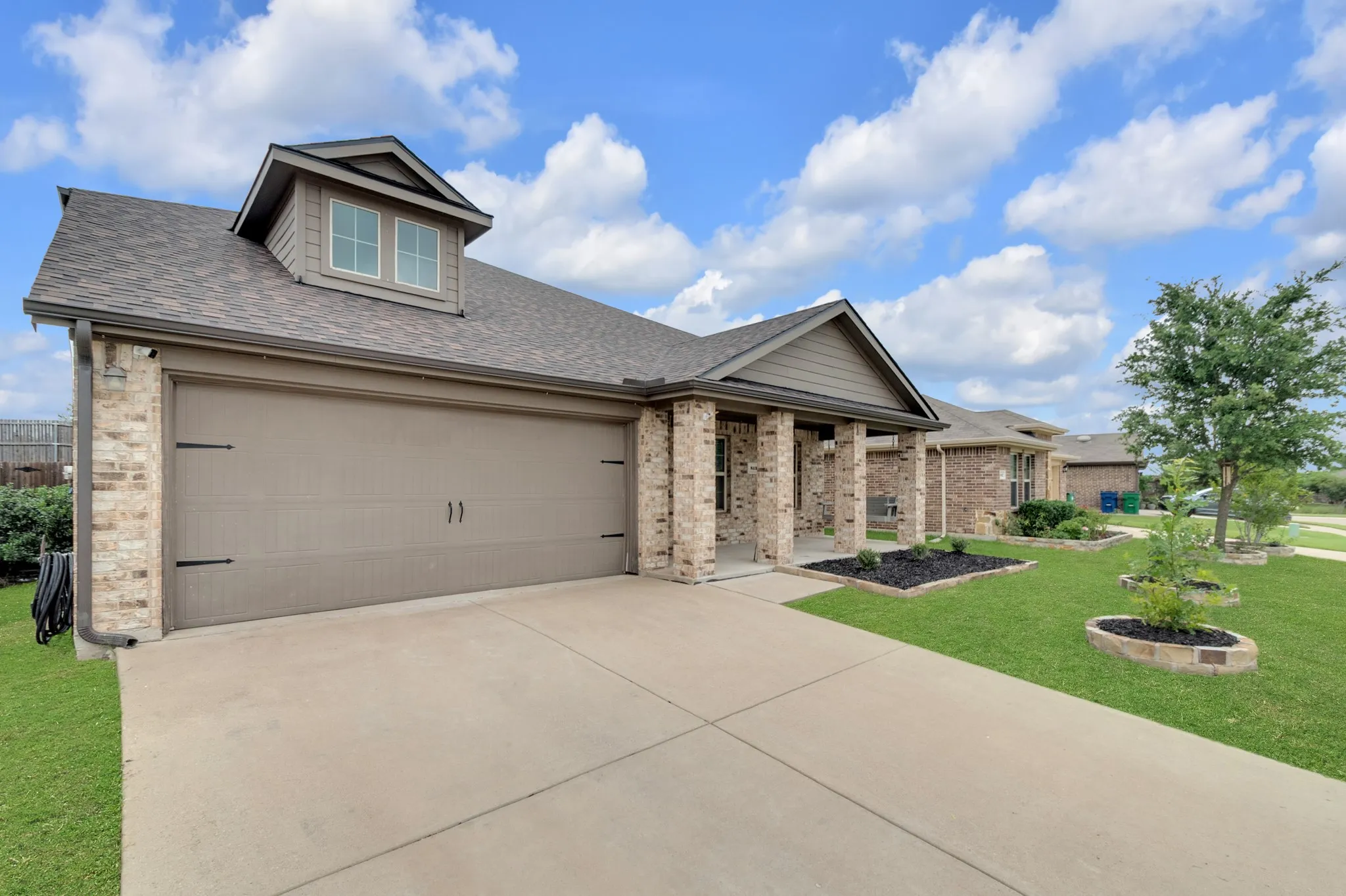 Single Family Residence For Sale in Rockwall County , 813 Horton Street, Fate, Texas 75189, 4 Bedroom, 3 Bathroom, 2 Garage spaces, 2,171 Sqft, built in 2019, Preowned, mls#21213153, Real Estate Agent in Fate, Homes For Sale in Rockwall county, Homes For Sale in Fate, Realtor in Fate Texas, Real Estate Brokerage Independent Realty Texas, Luminita Cordes Realtor