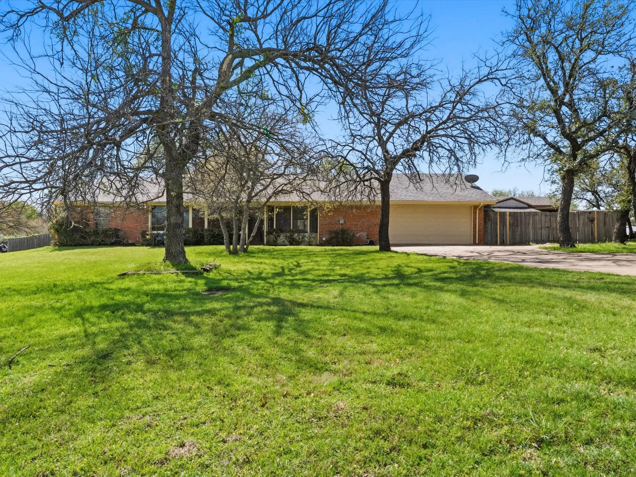 Single Family Residence For Sale in Parker County , 408 Canyon Trail Road, Weatherford, Texas 76087, 4 Bedroom, 3 Bathroom, 2 Garage spaces, 2,396 Sqft, built in 1978, Preowned, mls#21213032, Real Estate Agent in Weatherford, Homes For Sale in Parker county, Homes For Sale in Weatherford, Realtor in Weatherford Texas, Real Estate Brokerage Independent Realty Texas, Luminita Cordes Realtor