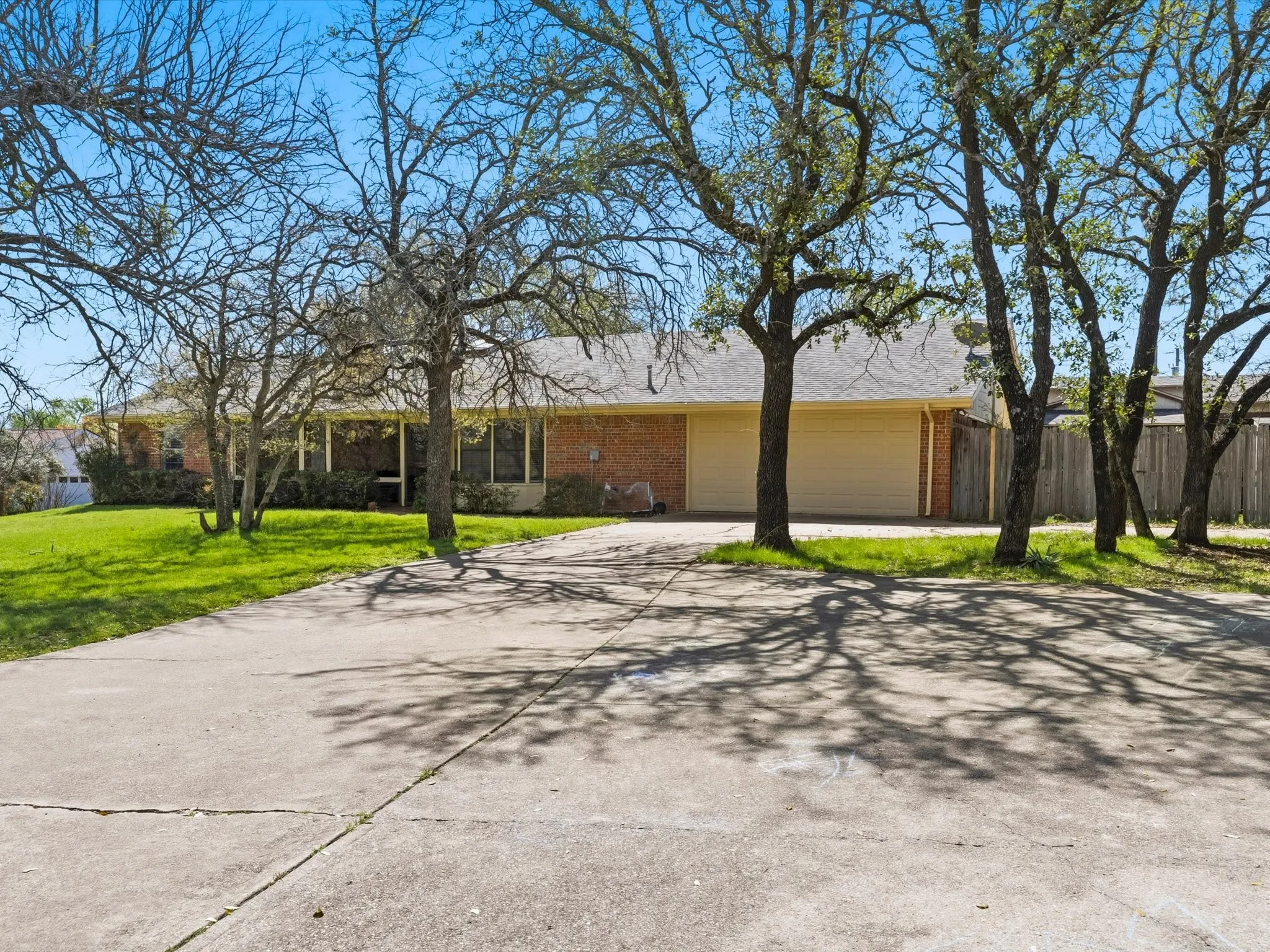 Single Family Residence For Sale in Parker County , 408 Canyon Trail Road, Weatherford, Texas 76087, 4 Bedroom, 3 Bathroom, 2 Garage spaces, 2,396 Sqft, built in 1978, Preowned, mls#21213032, Real Estate Agent in Weatherford, Homes For Sale in Parker county, Homes For Sale in Weatherford, Realtor in Weatherford Texas, Real Estate Brokerage Independent Realty Texas, Luminita Cordes Realtor