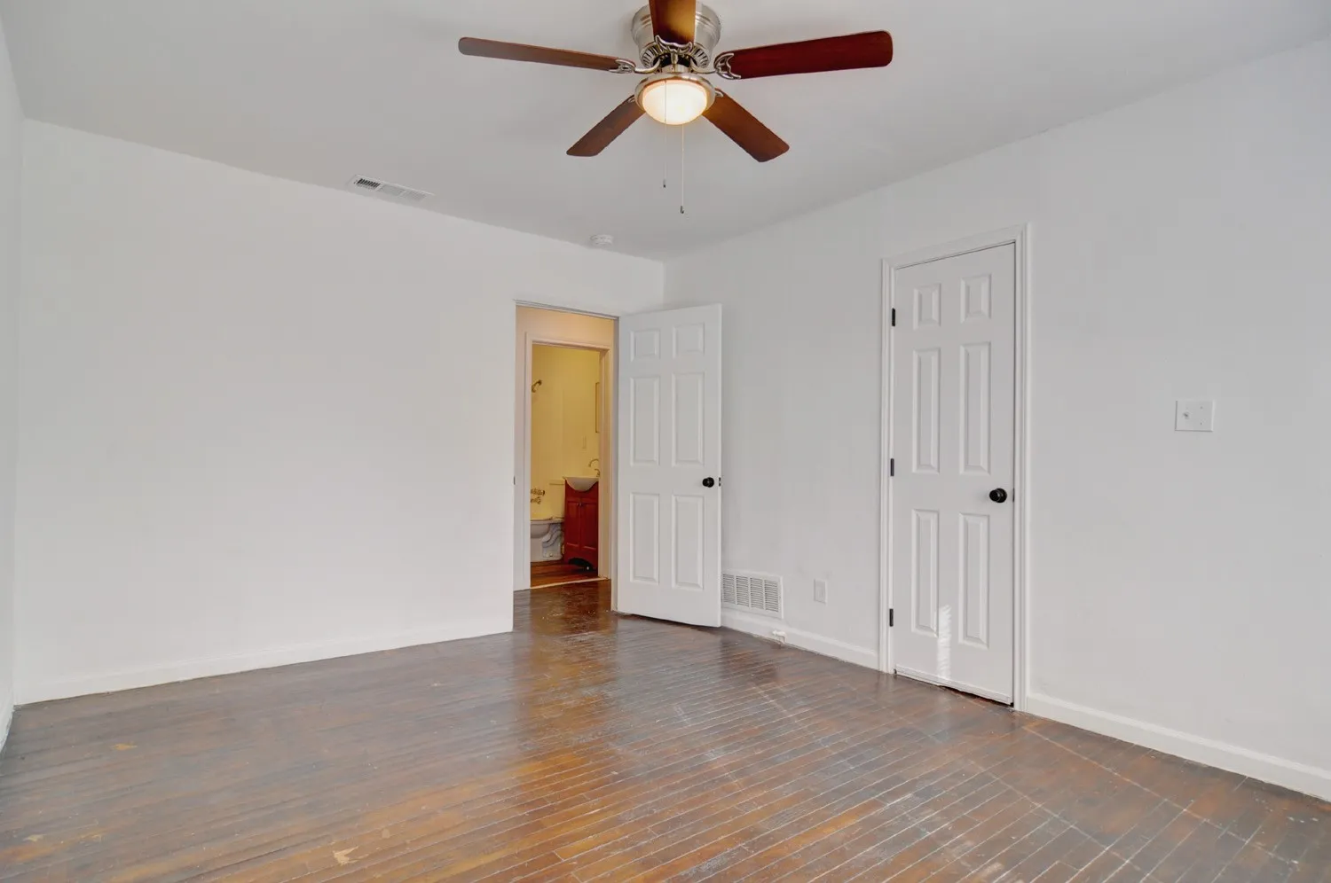 Triplex For Sale in Tarrant County , 2844 Travis Avenue, Fort Worth, Texas 76110, 6 Bedroom, 4 Bathroom, Garage spaces, 3,632 Sqft, built in 1922, mls#21205127, Real Estate Agent in Fort Worth, Homes For Sale in Tarrant county, Homes For Sale in Fort Worth, Realtor in Fort Worth Texas, Real Estate Brokerage Independent Realty Texas, Luminita Cordes Realtor
