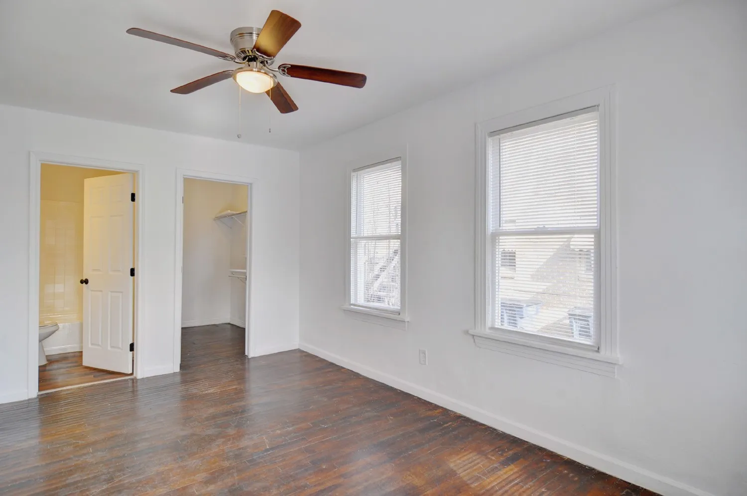 Triplex For Sale in Tarrant County , 2844 Travis Avenue, Fort Worth, Texas 76110, 6 Bedroom, 4 Bathroom, Garage spaces, 3,632 Sqft, built in 1922, mls#21205127, Real Estate Agent in Fort Worth, Homes For Sale in Tarrant county, Homes For Sale in Fort Worth, Realtor in Fort Worth Texas, Real Estate Brokerage Independent Realty Texas, Luminita Cordes Realtor