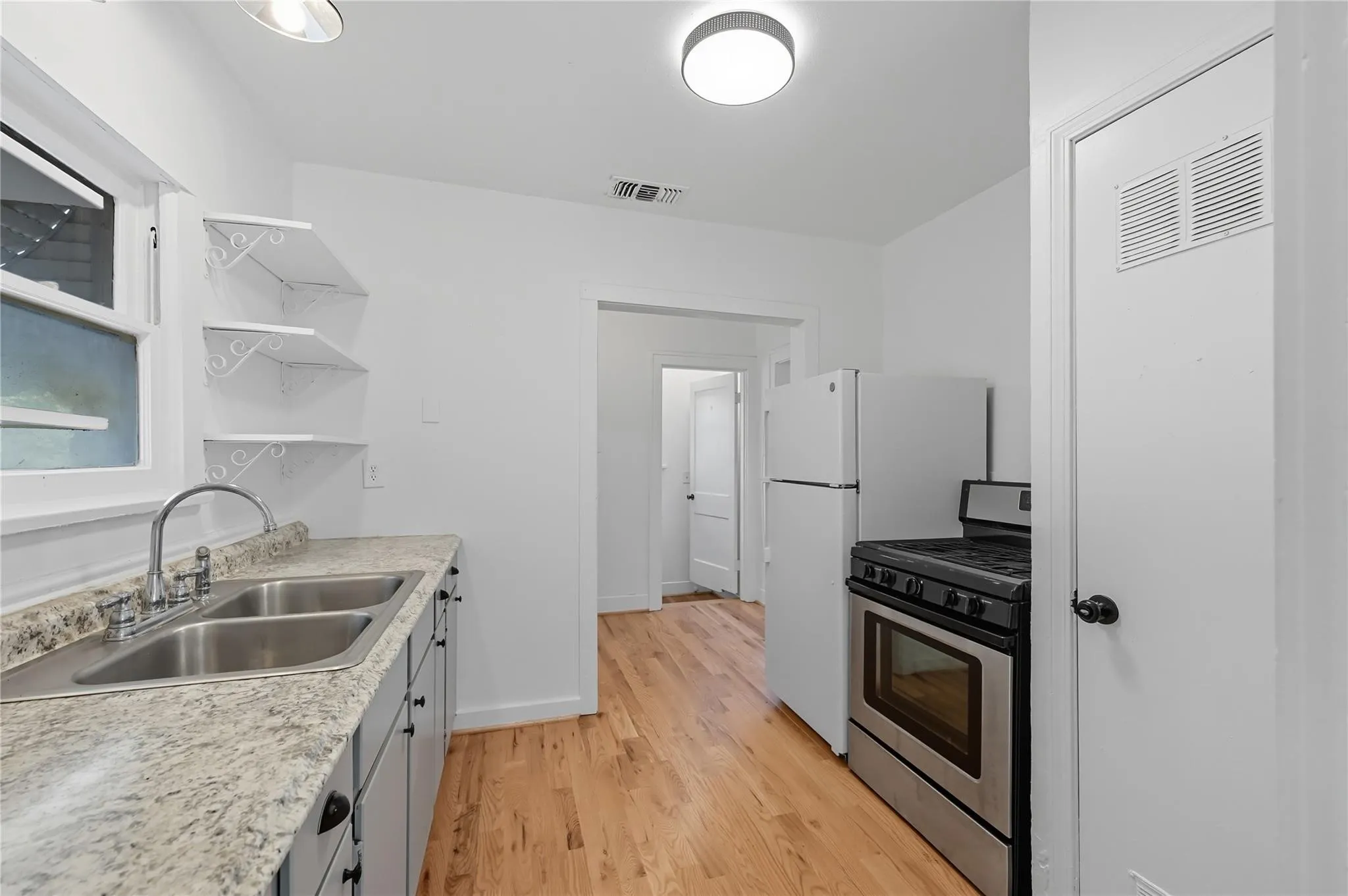 Triplex For Sale in Tarrant County , 2844 Travis Avenue, Fort Worth, Texas 76110, 6 Bedroom, 4 Bathroom, Garage spaces, 3,632 Sqft, built in 1922, mls#21205127, Real Estate Agent in Fort Worth, Homes For Sale in Tarrant county, Homes For Sale in Fort Worth, Realtor in Fort Worth Texas, Real Estate Brokerage Independent Realty Texas, Luminita Cordes Realtor