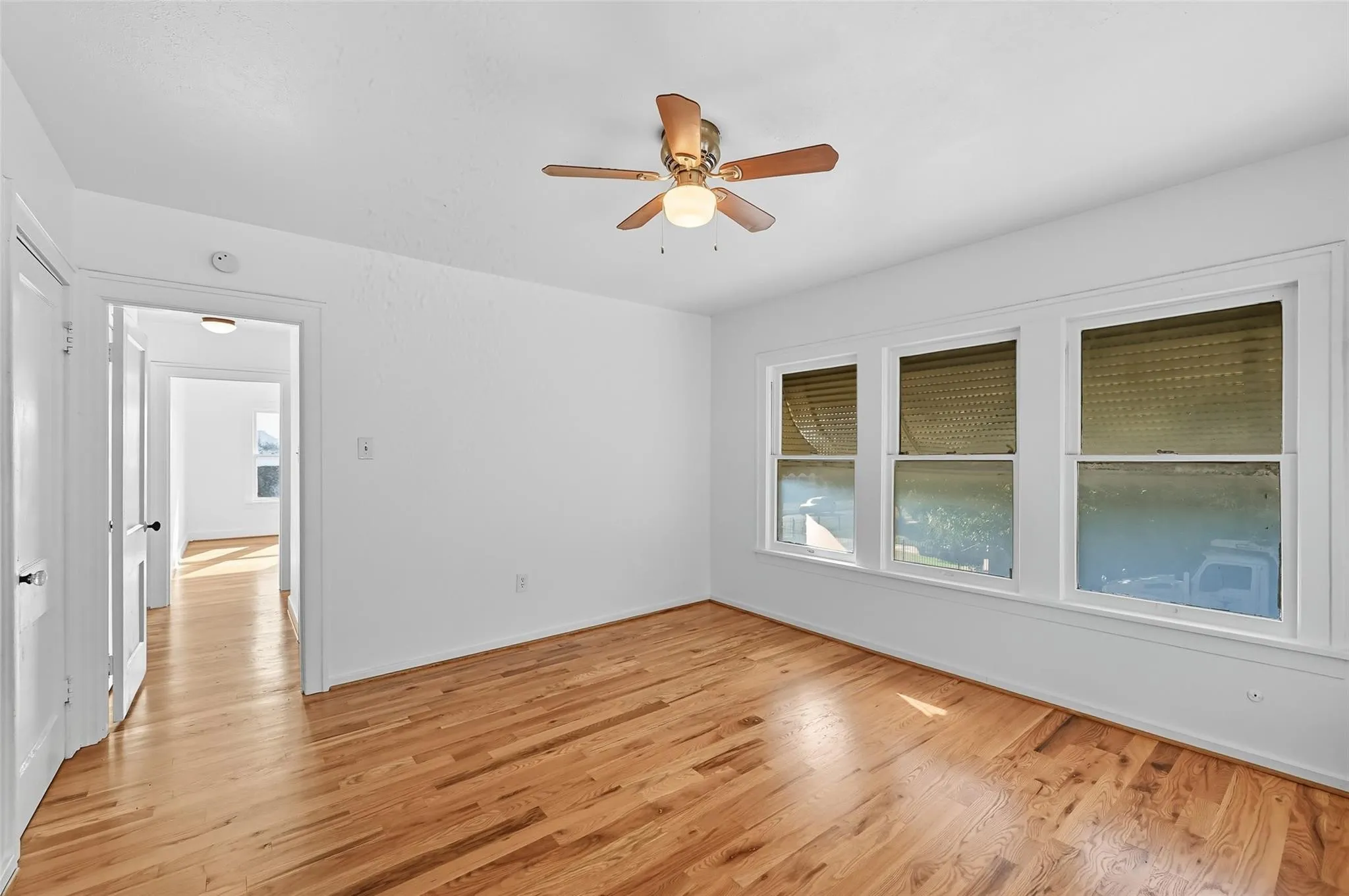 Triplex For Sale in Tarrant County , 2844 Travis Avenue, Fort Worth, Texas 76110, 6 Bedroom, 4 Bathroom, Garage spaces, 3,632 Sqft, built in 1922, mls#21205127, Real Estate Agent in Fort Worth, Homes For Sale in Tarrant county, Homes For Sale in Fort Worth, Realtor in Fort Worth Texas, Real Estate Brokerage Independent Realty Texas, Luminita Cordes Realtor