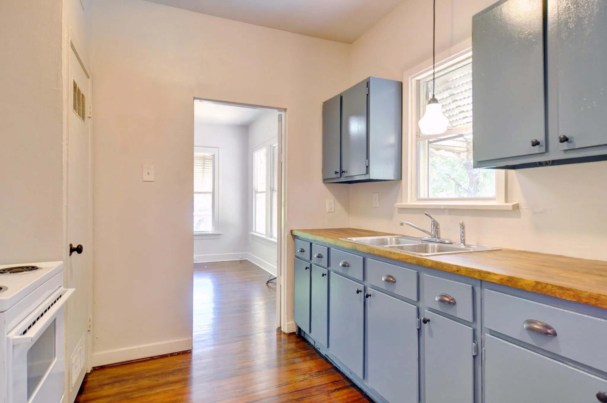 Triplex For Sale in Tarrant County , 2844 Travis Avenue, Fort Worth, Texas 76110, 6 Bedroom, 4 Bathroom, Garage spaces, 3,632 Sqft, built in 1922, mls#21205127, Real Estate Agent in Fort Worth, Homes For Sale in Tarrant county, Homes For Sale in Fort Worth, Realtor in Fort Worth Texas, Real Estate Brokerage Independent Realty Texas, Luminita Cordes Realtor