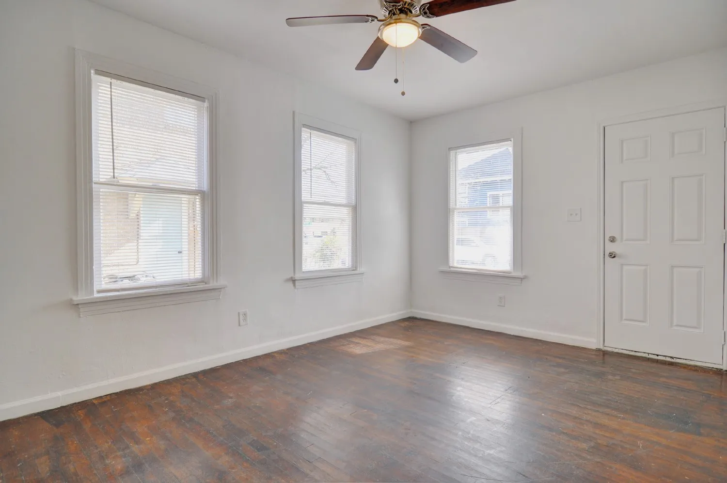 Triplex For Sale in Tarrant County , 2844 Travis Avenue, Fort Worth, Texas 76110, 6 Bedroom, 4 Bathroom, Garage spaces, 3,632 Sqft, built in 1922, mls#21205127, Real Estate Agent in Fort Worth, Homes For Sale in Tarrant county, Homes For Sale in Fort Worth, Realtor in Fort Worth Texas, Real Estate Brokerage Independent Realty Texas, Luminita Cordes Realtor