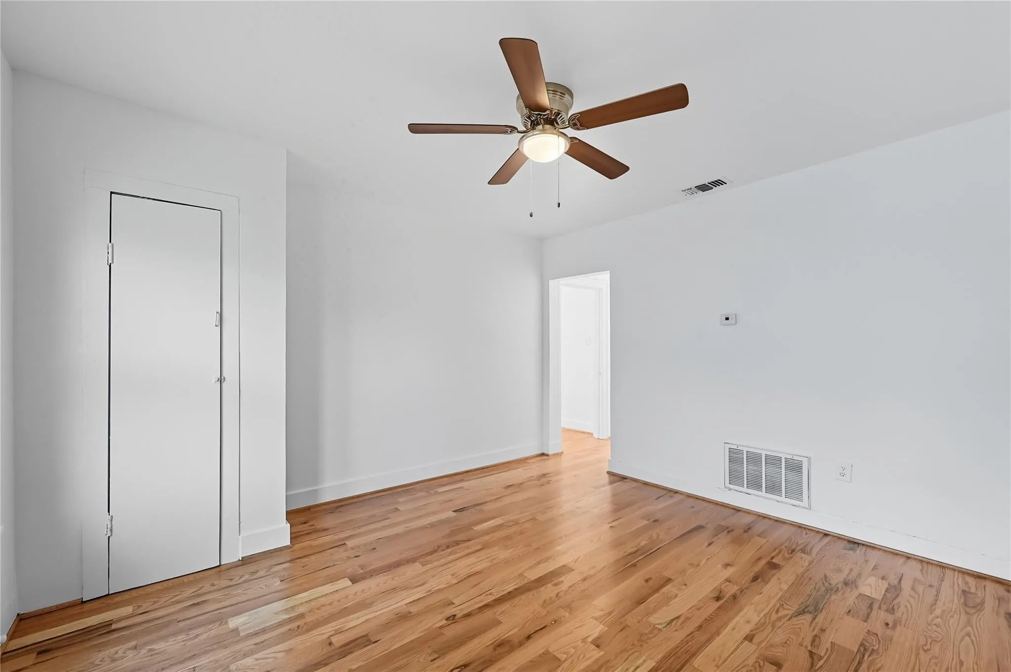 Triplex For Sale in Tarrant County , 2844 Travis Avenue, Fort Worth, Texas 76110, 6 Bedroom, 4 Bathroom, Garage spaces, 3,632 Sqft, built in 1922, mls#21205127, Real Estate Agent in Fort Worth, Homes For Sale in Tarrant county, Homes For Sale in Fort Worth, Realtor in Fort Worth Texas, Real Estate Brokerage Independent Realty Texas, Luminita Cordes Realtor