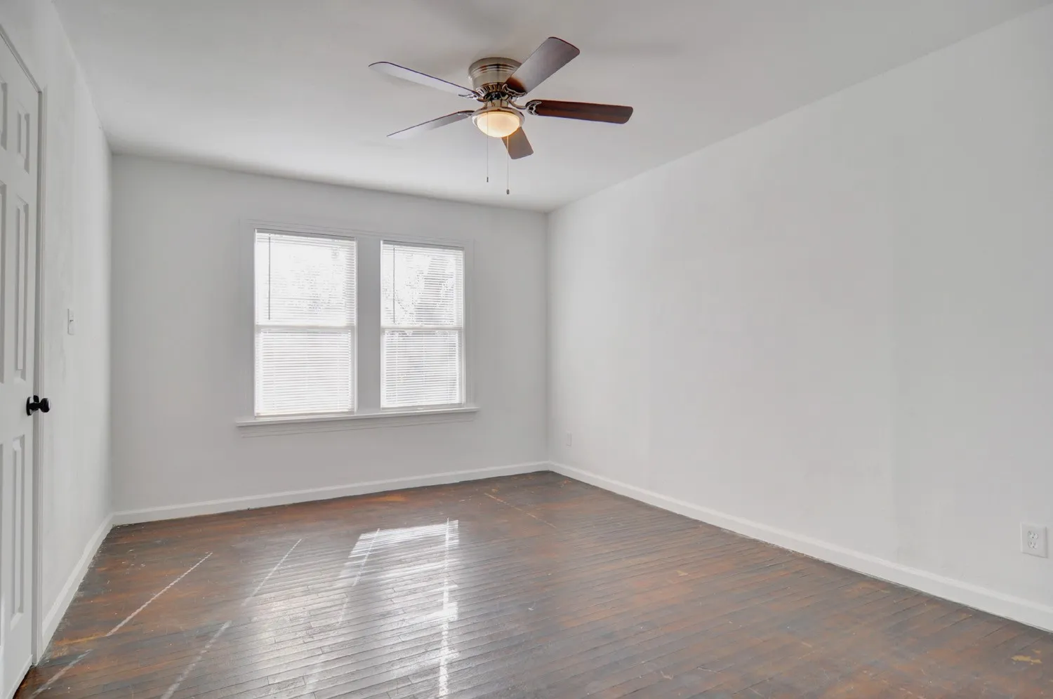 Triplex For Sale in Tarrant County , 2844 Travis Avenue, Fort Worth, Texas 76110, 6 Bedroom, 4 Bathroom, Garage spaces, 3,632 Sqft, built in 1922, mls#21205127, Real Estate Agent in Fort Worth, Homes For Sale in Tarrant county, Homes For Sale in Fort Worth, Realtor in Fort Worth Texas, Real Estate Brokerage Independent Realty Texas, Luminita Cordes Realtor