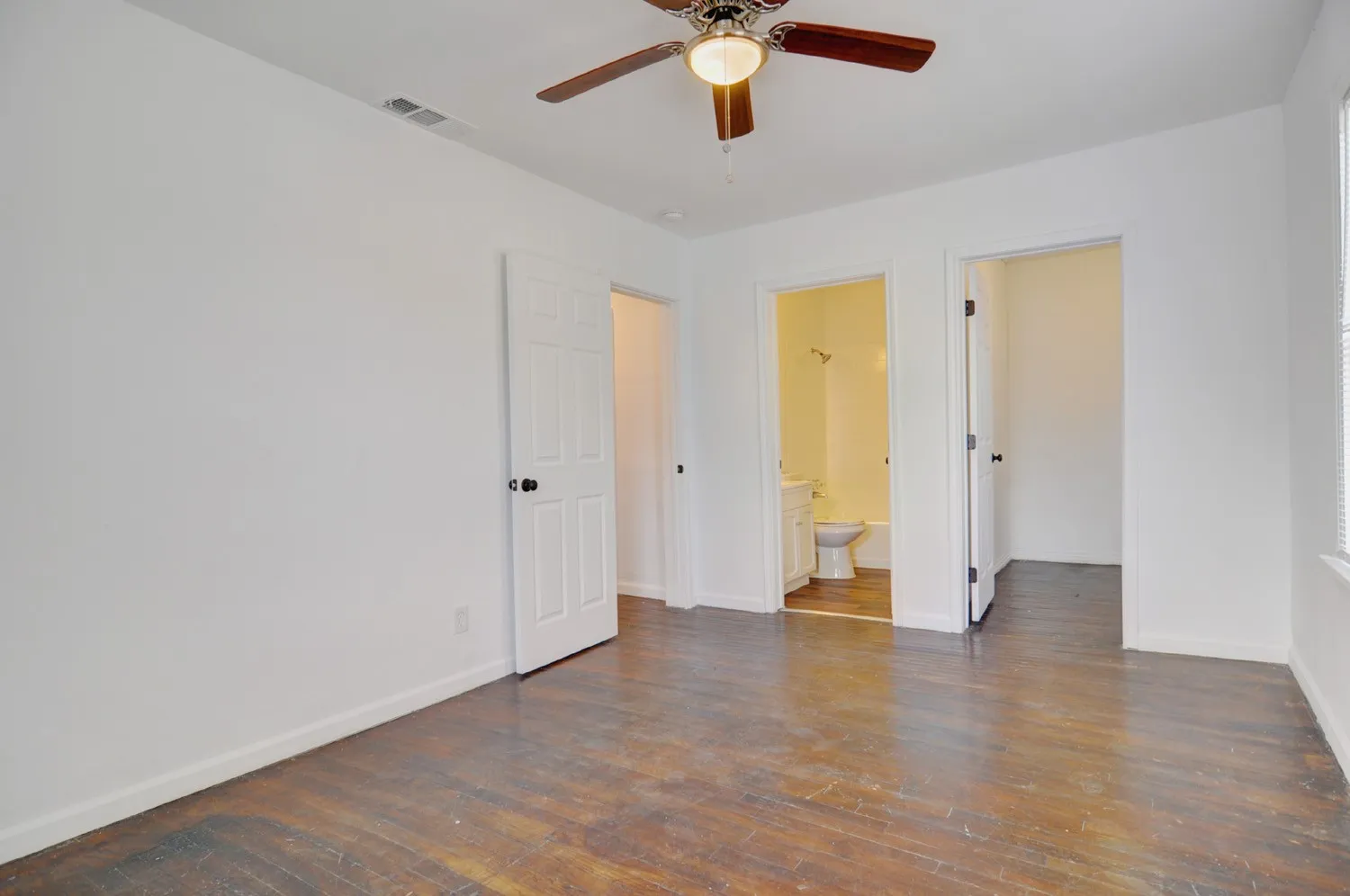 Triplex For Sale in Tarrant County , 2844 Travis Avenue, Fort Worth, Texas 76110, 6 Bedroom, 4 Bathroom, Garage spaces, 3,632 Sqft, built in 1922, mls#21205127, Real Estate Agent in Fort Worth, Homes For Sale in Tarrant county, Homes For Sale in Fort Worth, Realtor in Fort Worth Texas, Real Estate Brokerage Independent Realty Texas, Luminita Cordes Realtor