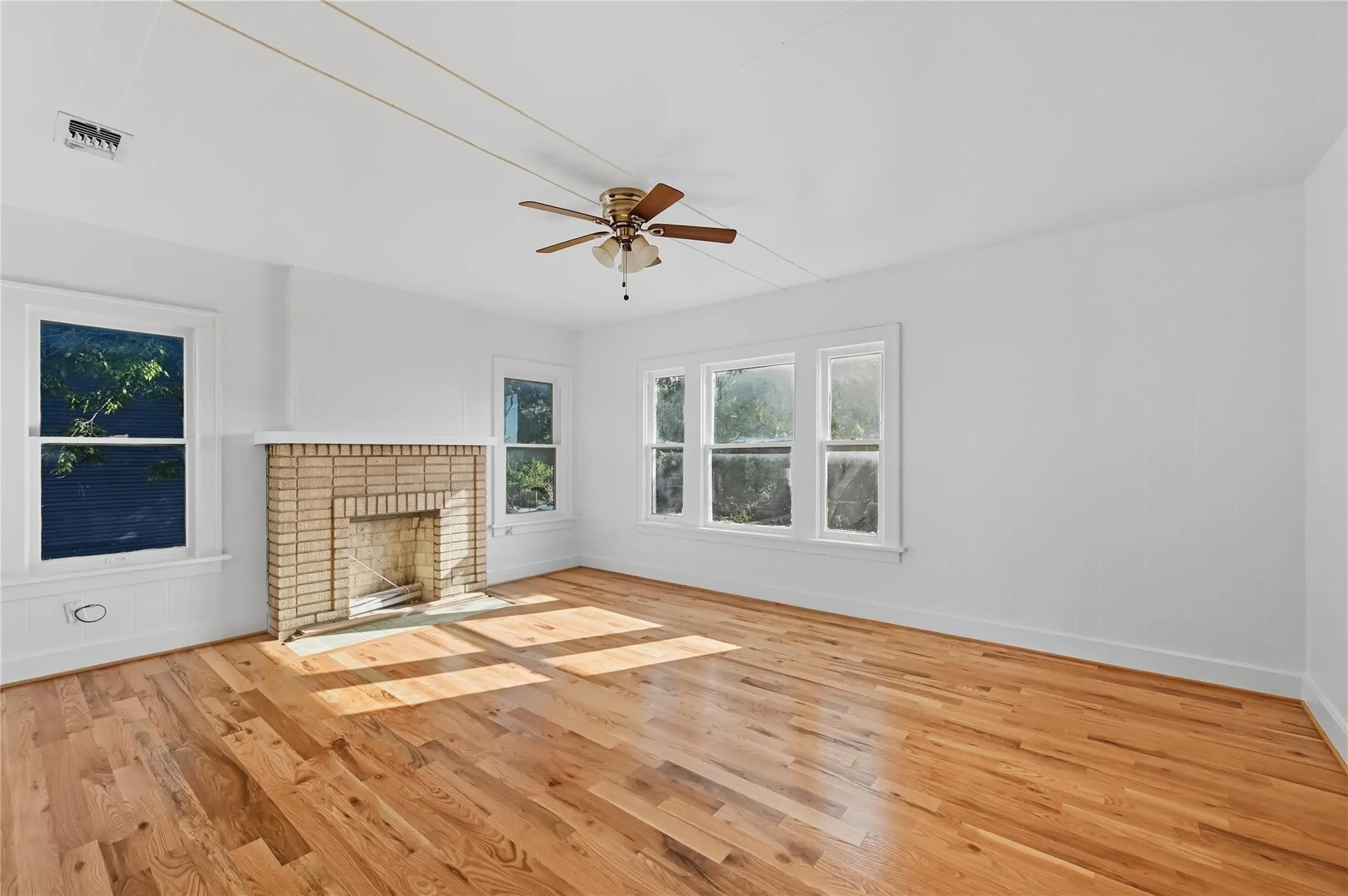 Triplex For Sale in Tarrant County , 2844 Travis Avenue, Fort Worth, Texas 76110, 6 Bedroom, 4 Bathroom, Garage spaces, 3,632 Sqft, built in 1922, mls#21205127, Real Estate Agent in Fort Worth, Homes For Sale in Tarrant county, Homes For Sale in Fort Worth, Realtor in Fort Worth Texas, Real Estate Brokerage Independent Realty Texas, Luminita Cordes Realtor