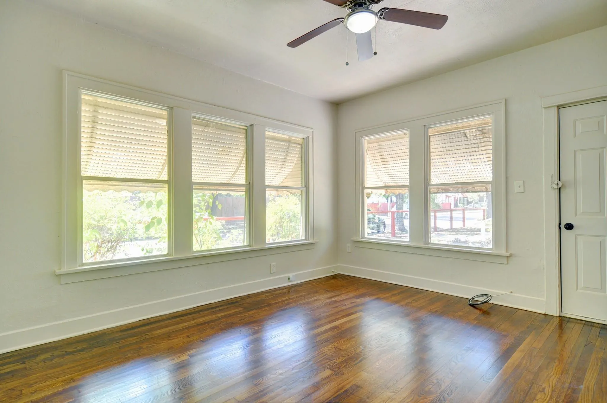 Triplex For Sale in Tarrant County , 2844 Travis Avenue, Fort Worth, Texas 76110, 6 Bedroom, 4 Bathroom, Garage spaces, 3,632 Sqft, built in 1922, mls#21205127, Real Estate Agent in Fort Worth, Homes For Sale in Tarrant county, Homes For Sale in Fort Worth, Realtor in Fort Worth Texas, Real Estate Brokerage Independent Realty Texas, Luminita Cordes Realtor