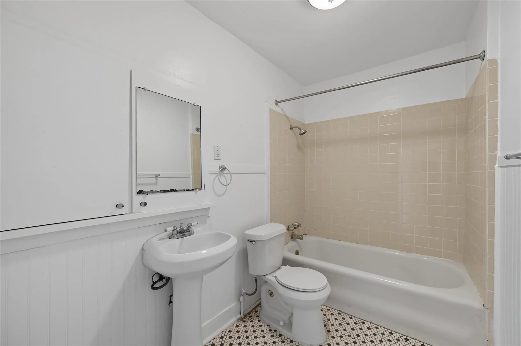Triplex For Sale in Tarrant County , 2844 Travis Avenue, Fort Worth, Texas 76110, 6 Bedroom, 4 Bathroom, Garage spaces, 3,632 Sqft, built in 1922, mls#21205127, Real Estate Agent in Fort Worth, Homes For Sale in Tarrant county, Homes For Sale in Fort Worth, Realtor in Fort Worth Texas, Real Estate Brokerage Independent Realty Texas, Luminita Cordes Realtor