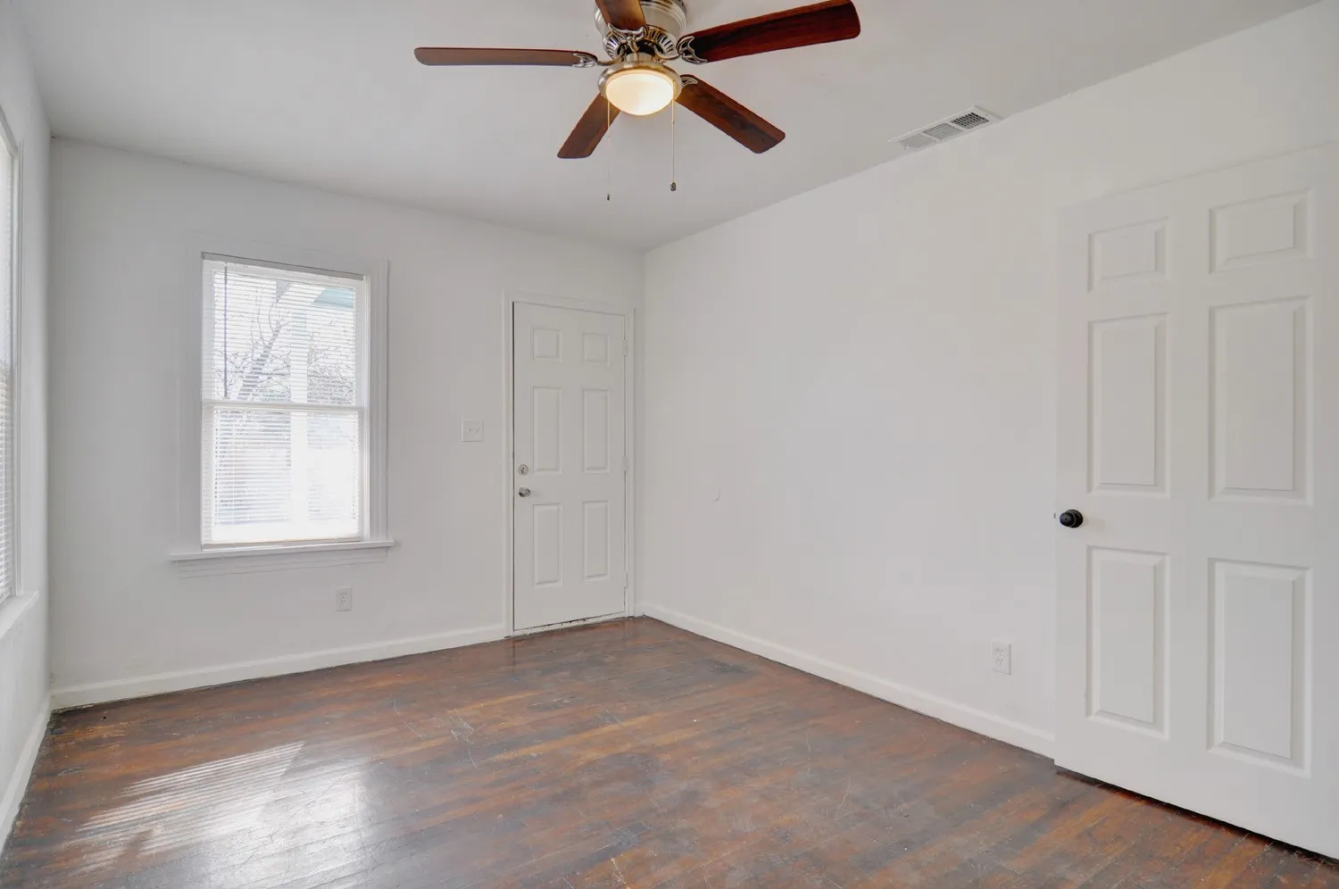 Triplex For Sale in Tarrant County , 2844 Travis Avenue, Fort Worth, Texas 76110, 6 Bedroom, 4 Bathroom, Garage spaces, 3,632 Sqft, built in 1922, mls#21205127, Real Estate Agent in Fort Worth, Homes For Sale in Tarrant county, Homes For Sale in Fort Worth, Realtor in Fort Worth Texas, Real Estate Brokerage Independent Realty Texas, Luminita Cordes Realtor
