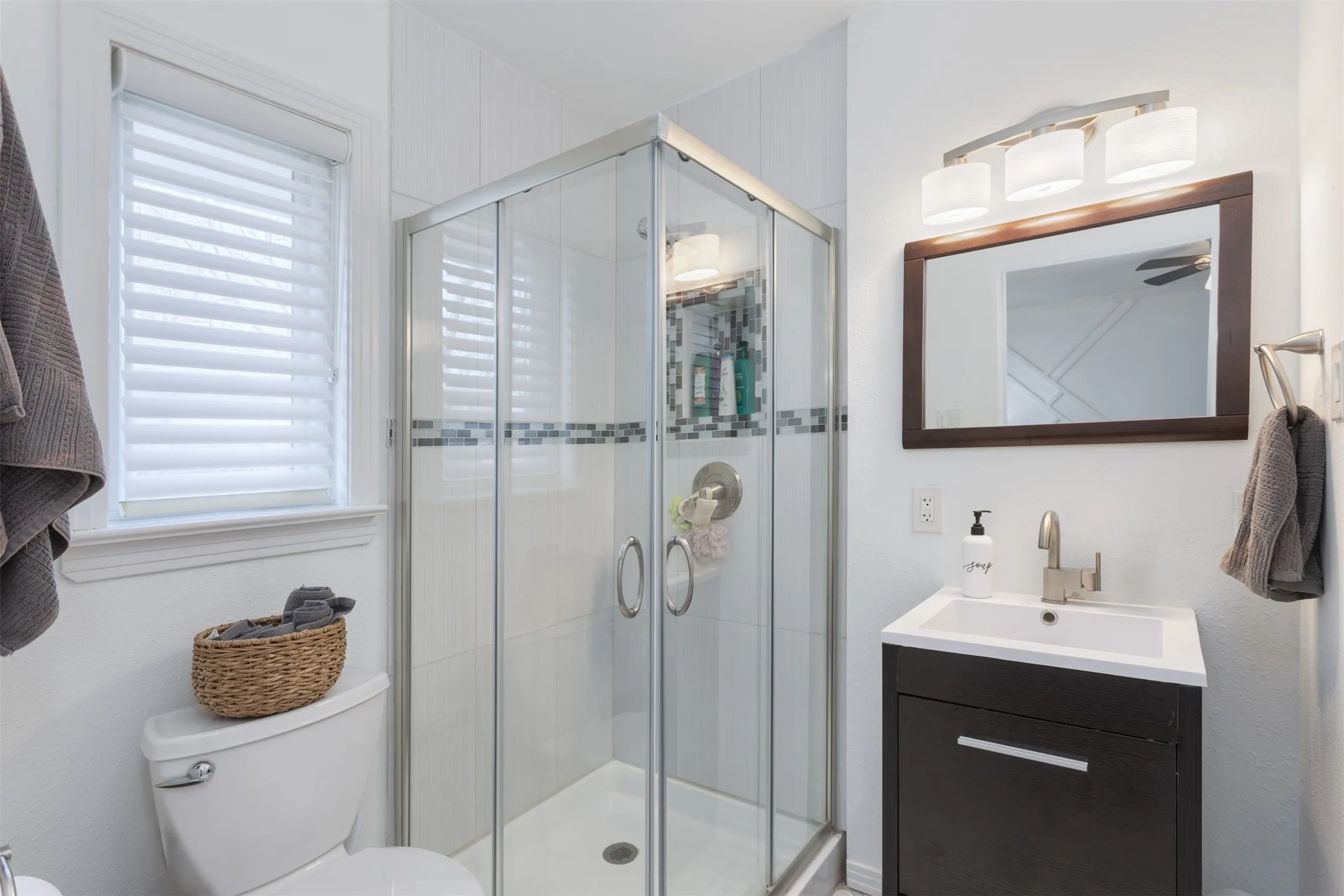 Single Family Residence For Sale in Collin County , 1812 Carol Street, Mc Kinney, Texas 75069, 3 Bedroom, 2 Bathroom, 1 Garage spaces, 2,210 Sqft, built in 1953, mls#21213233, Real Estate Agent in Mc Kinney, Homes For Sale in Collin county, Homes For Sale in Mc Kinney, Realtor in Mc Kinney Texas, Real Estate Brokerage Independent Realty Texas, Luminita Cordes Realtor