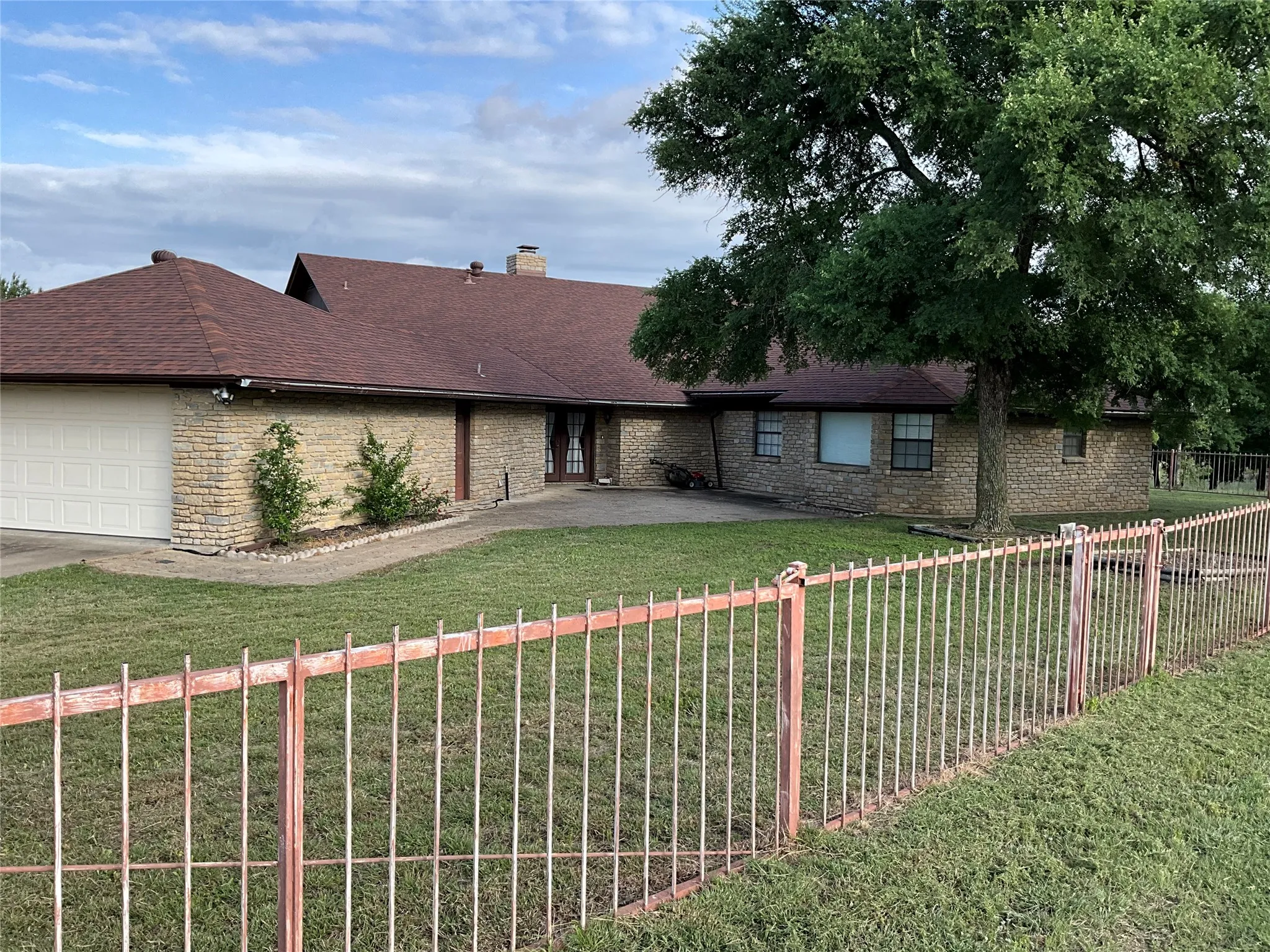Single Family Residence For Sale in Hamilton County , 999 W Boynton st, Hamilton, Texas 76531, 4 Bedrooms, 4 Bathrooms, 2 Garage spaces, 2,689 Sqft, built in 1996, Price $695,000, mls#21213284, Real Estate Agent in Hamilton, Homes For Sale in Hamilton county, Homes For Sale in Hamilton, Realtor in Hamilton Texas, Real Estate Brokerage Independent Realty Texas, Luminita Cordes Realtor