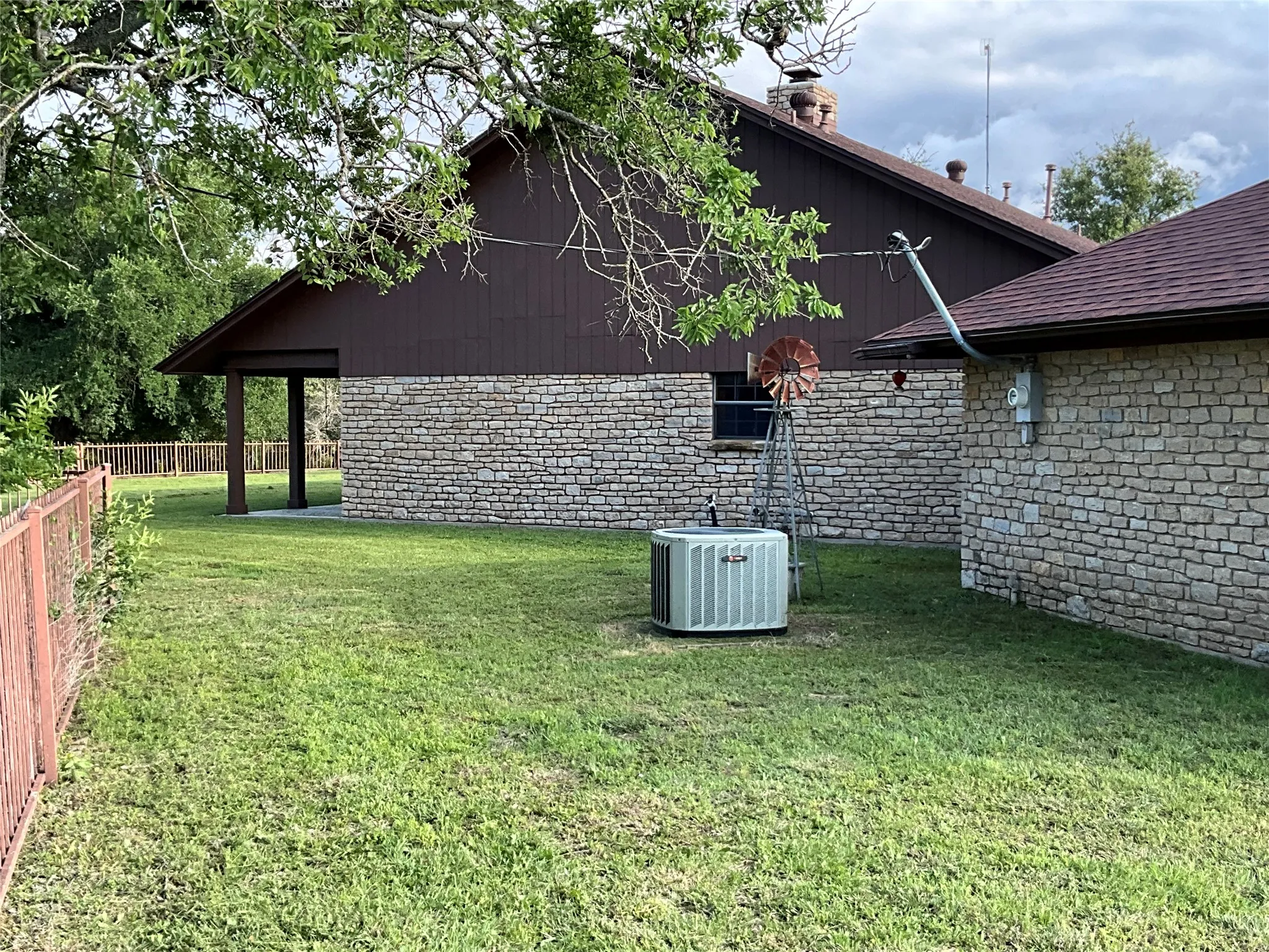 Single Family Residence For Sale in Hamilton County , 999 W Boynton st, Hamilton, Texas 76531, 4 Bedrooms, 4 Bathrooms, 2 Garage spaces, 2,689 Sqft, built in 1996, Price $695,000, mls#21213284, Real Estate Agent in Hamilton, Homes For Sale in Hamilton county, Homes For Sale in Hamilton, Realtor in Hamilton Texas, Real Estate Brokerage Independent Realty Texas, Luminita Cordes Realtor