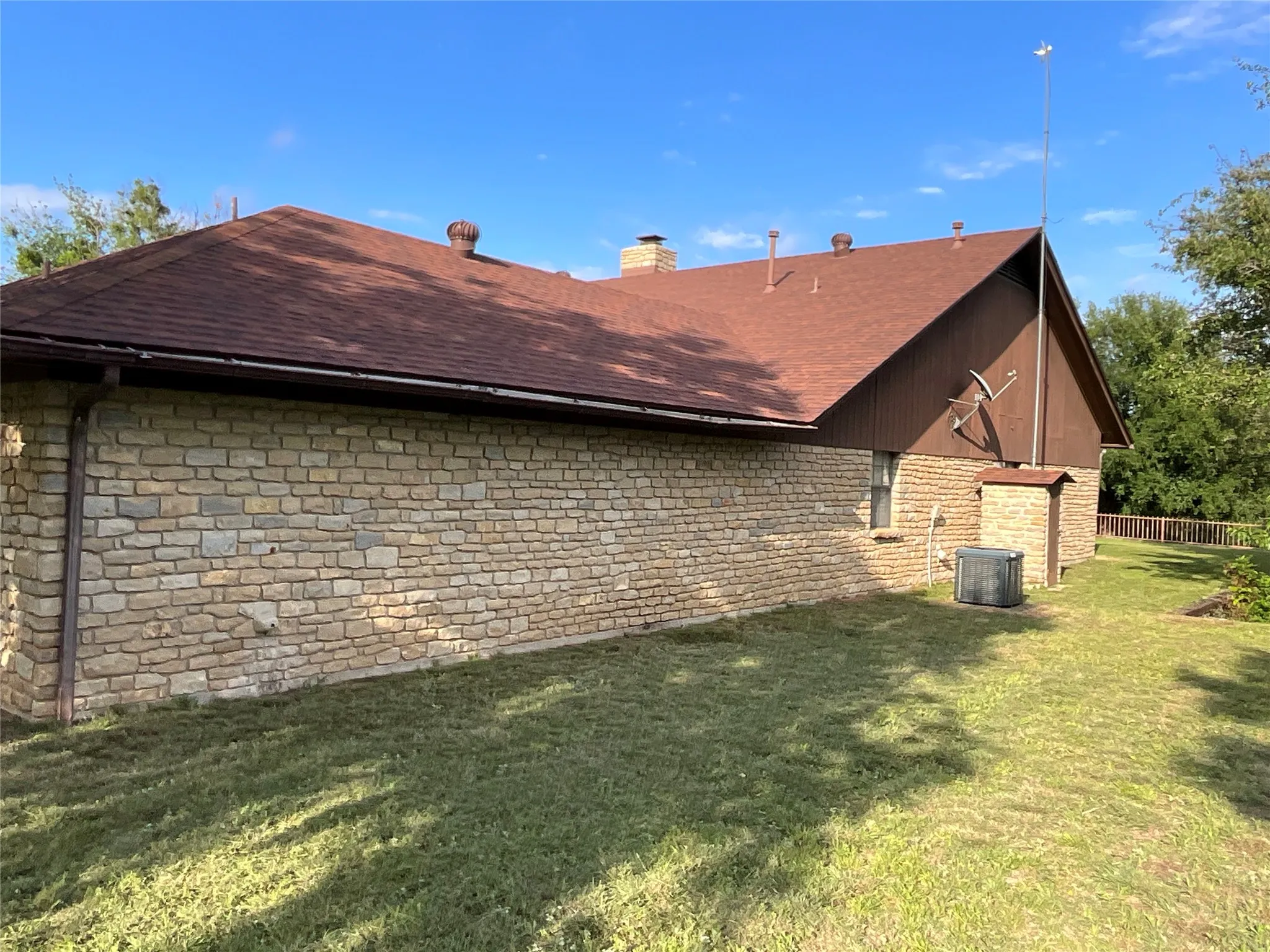 Single Family Residence For Sale in Hamilton County , 999 W Boynton st, Hamilton, Texas 76531, 4 Bedrooms, 4 Bathrooms, 2 Garage spaces, 2,689 Sqft, built in 1996, Price $695,000, mls#21213284, Real Estate Agent in Hamilton, Homes For Sale in Hamilton county, Homes For Sale in Hamilton, Realtor in Hamilton Texas, Real Estate Brokerage Independent Realty Texas, Luminita Cordes Realtor
