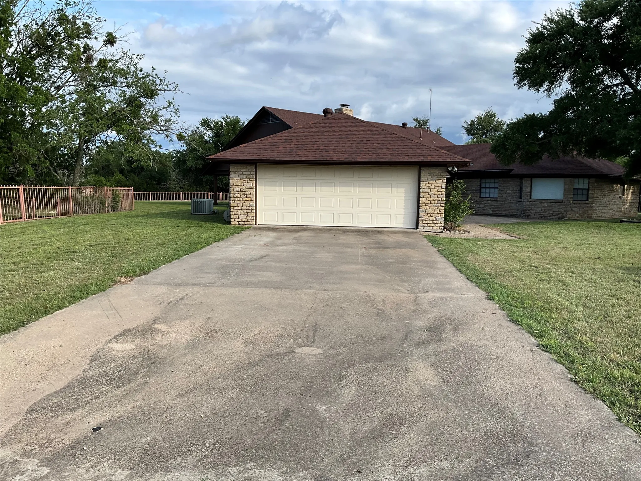 Single Family Residence For Sale in Hamilton County , 999 W Boynton st, Hamilton, Texas 76531, 4 Bedrooms, 4 Bathrooms, 2 Garage spaces, 2,689 Sqft, built in 1996, Price $695,000, mls#21213284, Real Estate Agent in Hamilton, Homes For Sale in Hamilton county, Homes For Sale in Hamilton, Realtor in Hamilton Texas, Real Estate Brokerage Independent Realty Texas, Luminita Cordes Realtor