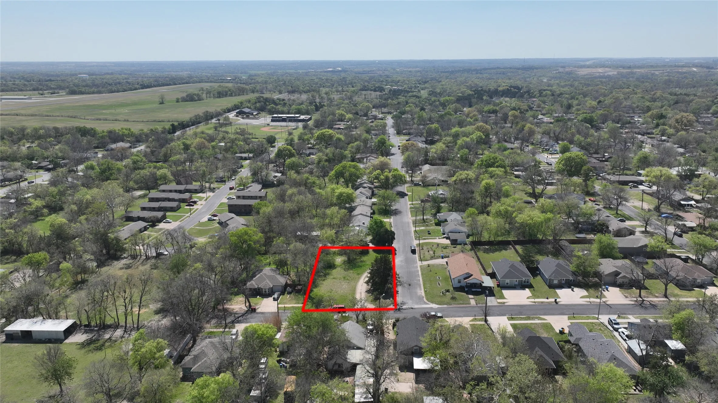 Aerial view of residential area featuring property parcel outlined