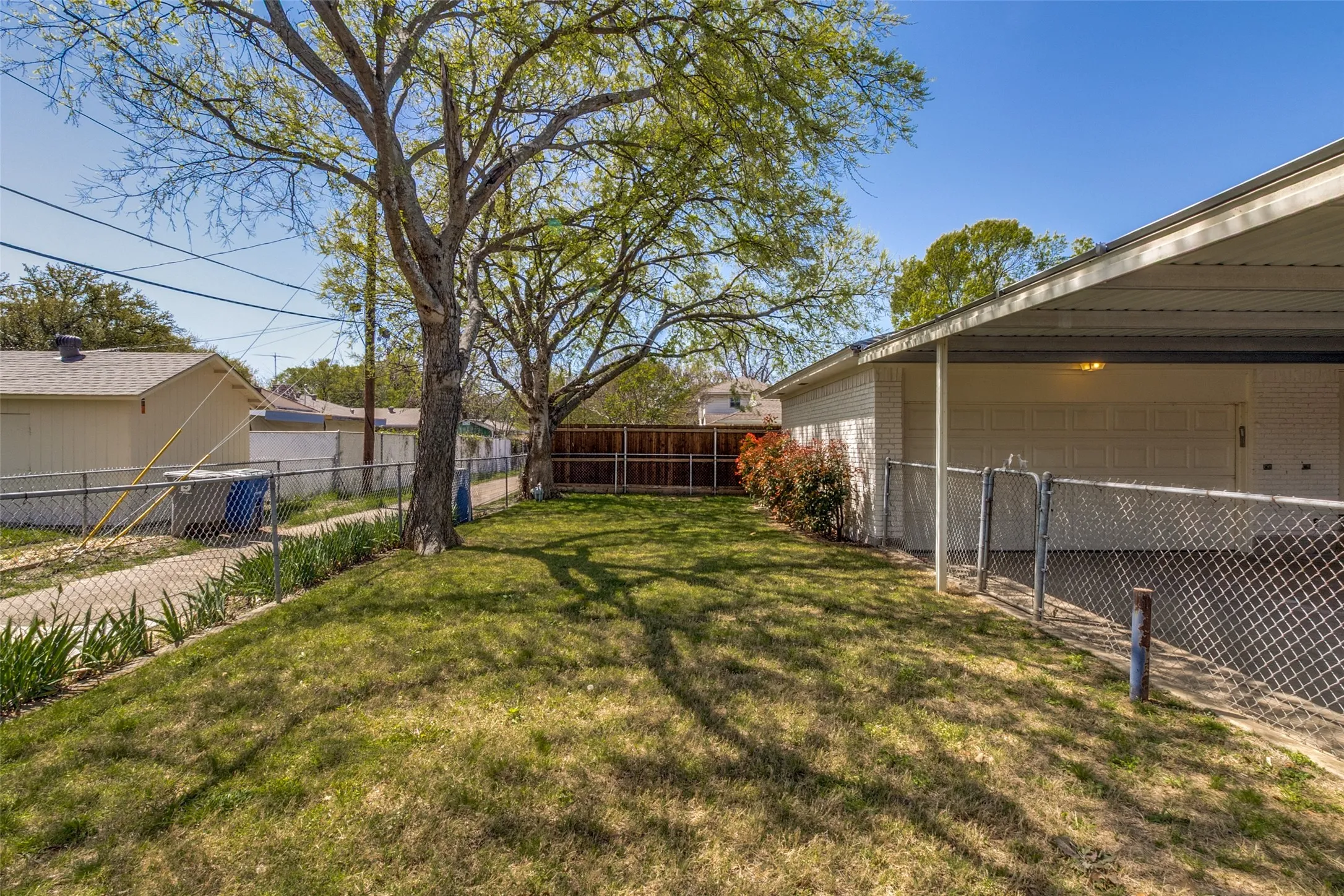 Single Family Residence For Sale in Dallas County , 8494 Swift Avenue, Dallas, Texas 75228, 3 Bedroom, 2 Bathroom, 2 Garage spaces, 1,837 Sqft, built in 1962, mls#21213121, Real Estate Agent in Dallas, Homes For Sale in Dallas county, Homes For Sale in Dallas, Realtor in Dallas Texas, Real Estate Brokerage Independent Realty Texas, Luminita Cordes Realtor