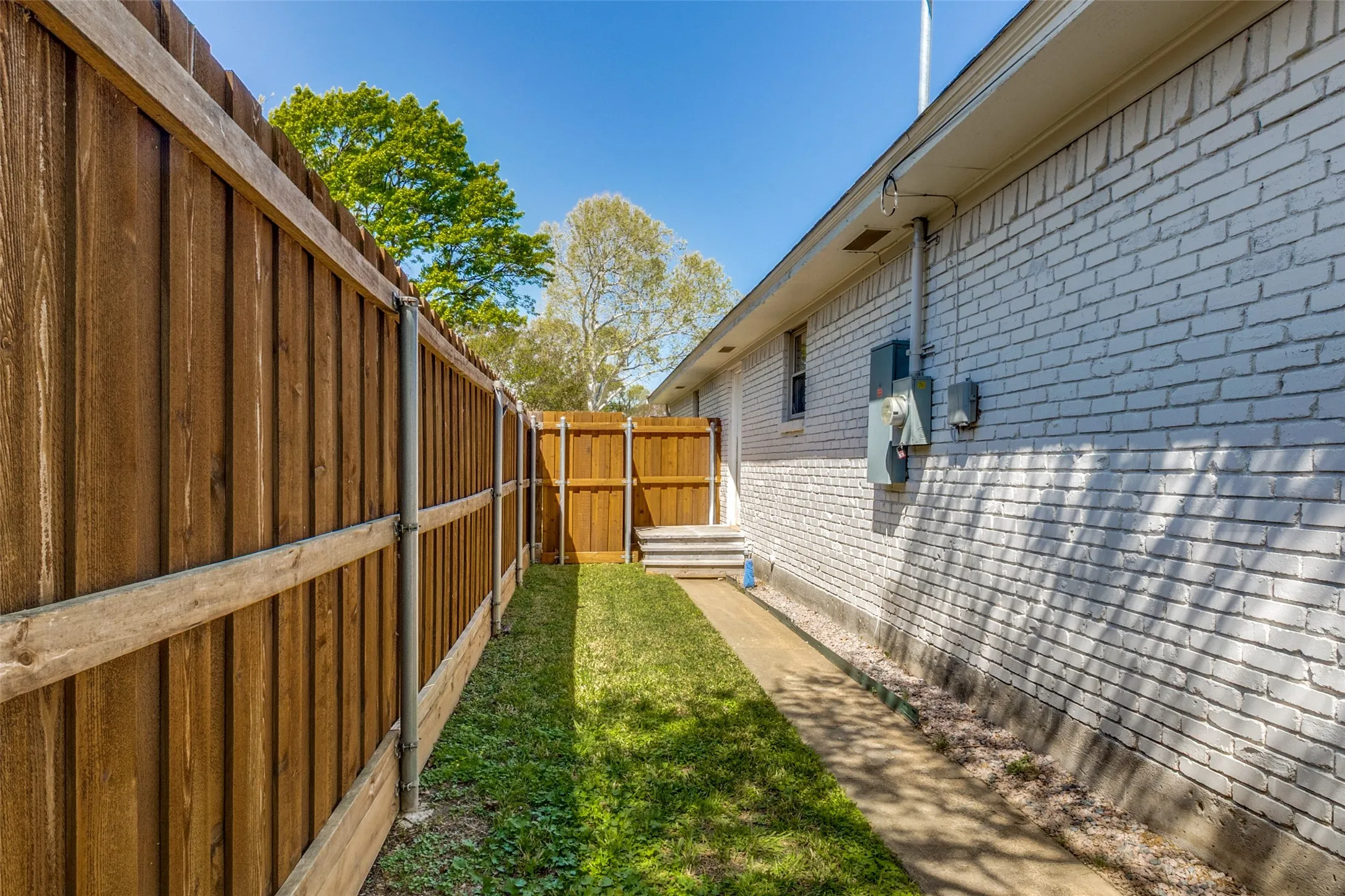 Single Family Residence For Sale in Dallas County , 8494 Swift Avenue, Dallas, Texas 75228, 3 Bedroom, 2 Bathroom, 2 Garage spaces, 1,837 Sqft, built in 1962, mls#21213121, Real Estate Agent in Dallas, Homes For Sale in Dallas county, Homes For Sale in Dallas, Realtor in Dallas Texas, Real Estate Brokerage Independent Realty Texas, Luminita Cordes Realtor