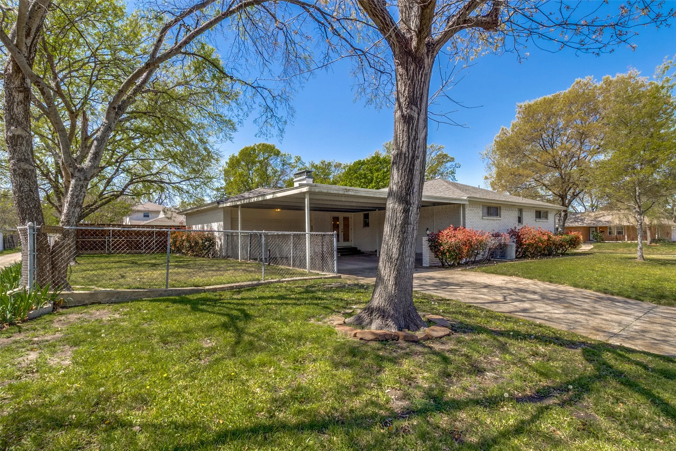 Single Family Residence For Sale in Dallas County , 8494 Swift Avenue, Dallas, Texas 75228, 3 Bedroom, 2 Bathroom, 2 Garage spaces, 1,837 Sqft, built in 1962, mls#21213121, Real Estate Agent in Dallas, Homes For Sale in Dallas county, Homes For Sale in Dallas, Realtor in Dallas Texas, Real Estate Brokerage Independent Realty Texas, Luminita Cordes Realtor