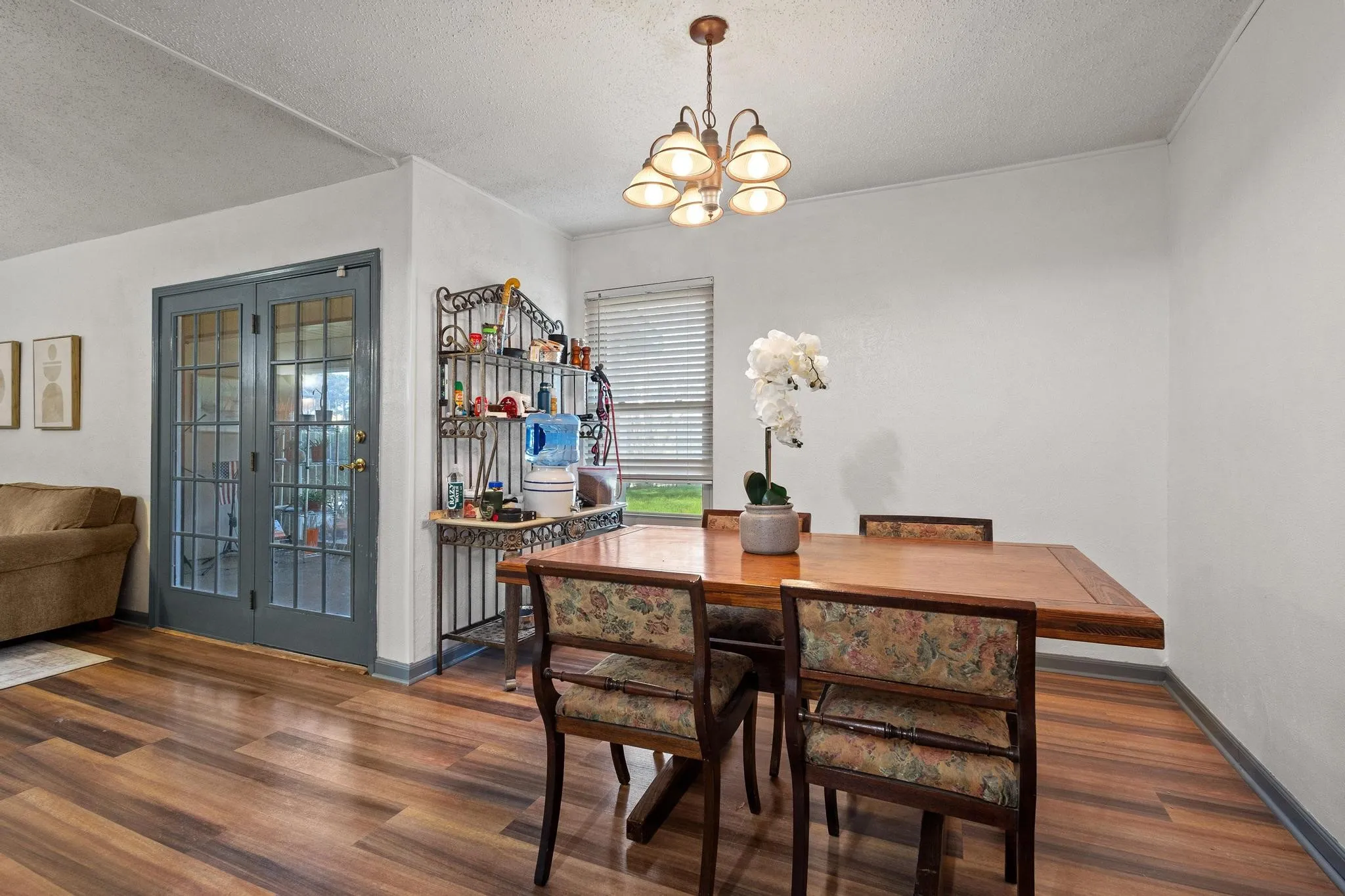 Single Family Residence For Sale in Denton County , 1430 Wildvalley Drive, Lewisville, Texas 75067, 3 Bedrooms, 2 Bathrooms, 2 Garage spaces, 1,439 Sqft, built in 1980, Price $315,000, mls#21213252, Real Estate Agent in Lewisville, Homes For Sale in Denton county, Homes For Sale in Lewisville, Realtor in Lewisville Texas, Real Estate Brokerage Independent Realty Texas, Luminita Cordes Realtor