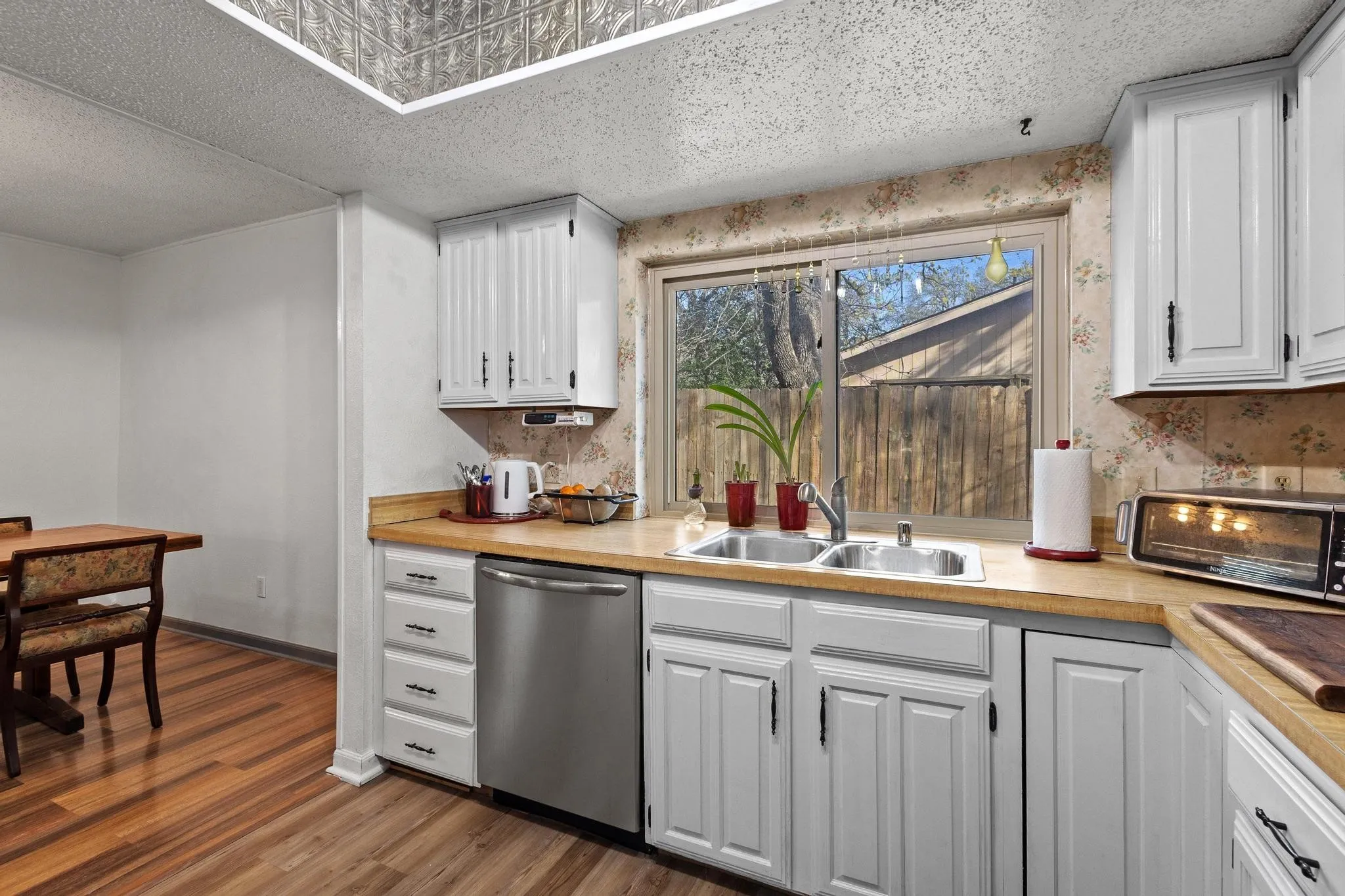 Single Family Residence For Sale in Denton County , 1430 Wildvalley Drive, Lewisville, Texas 75067, 3 Bedrooms, 2 Bathrooms, 2 Garage spaces, 1,439 Sqft, built in 1980, Price $315,000, mls#21213252, Real Estate Agent in Lewisville, Homes For Sale in Denton county, Homes For Sale in Lewisville, Realtor in Lewisville Texas, Real Estate Brokerage Independent Realty Texas, Luminita Cordes Realtor