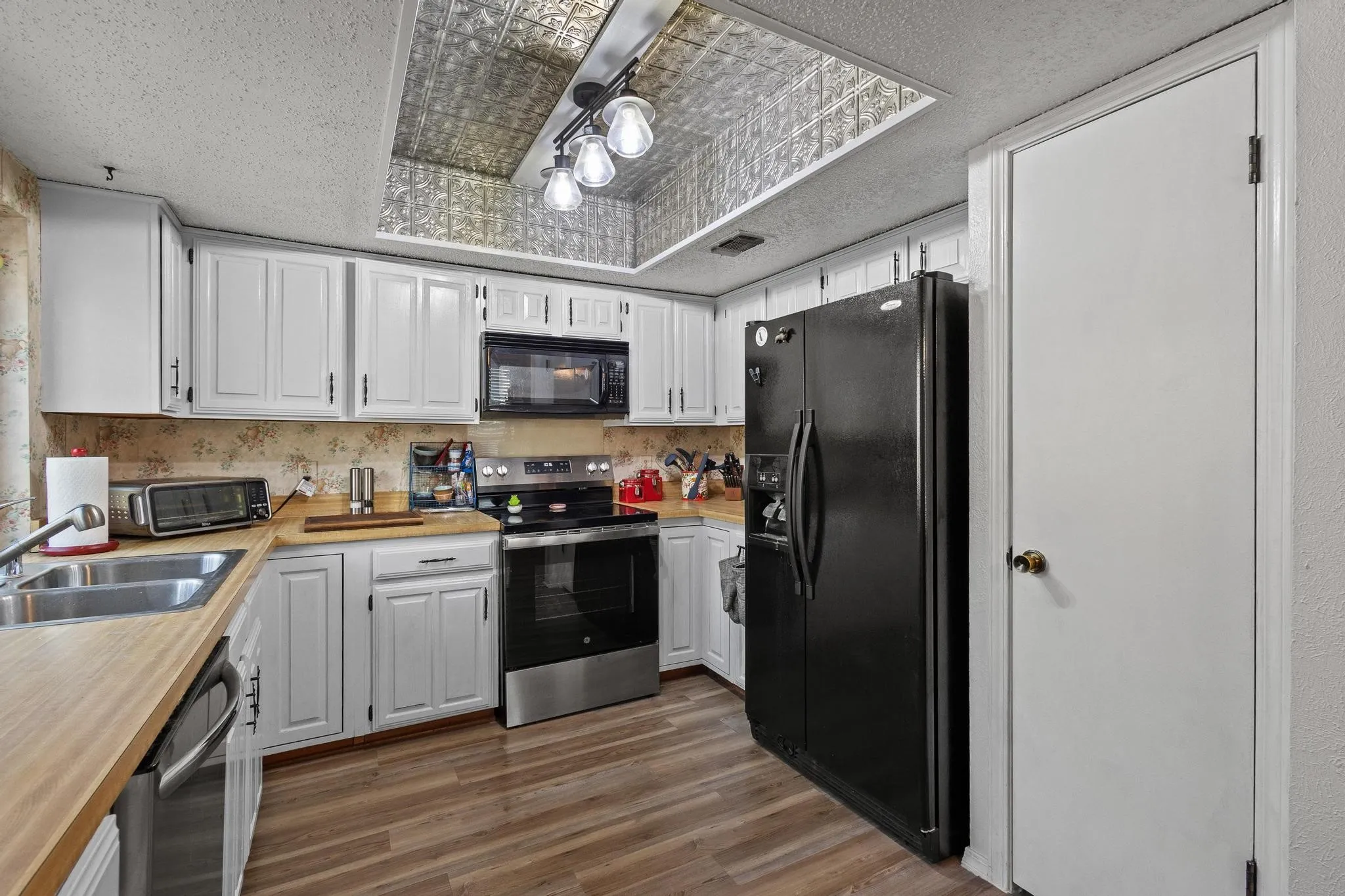 Single Family Residence For Sale in Denton County , 1430 Wildvalley Drive, Lewisville, Texas 75067, 3 Bedrooms, 2 Bathrooms, 2 Garage spaces, 1,439 Sqft, built in 1980, Price $315,000, mls#21213252, Real Estate Agent in Lewisville, Homes For Sale in Denton county, Homes For Sale in Lewisville, Realtor in Lewisville Texas, Real Estate Brokerage Independent Realty Texas, Luminita Cordes Realtor