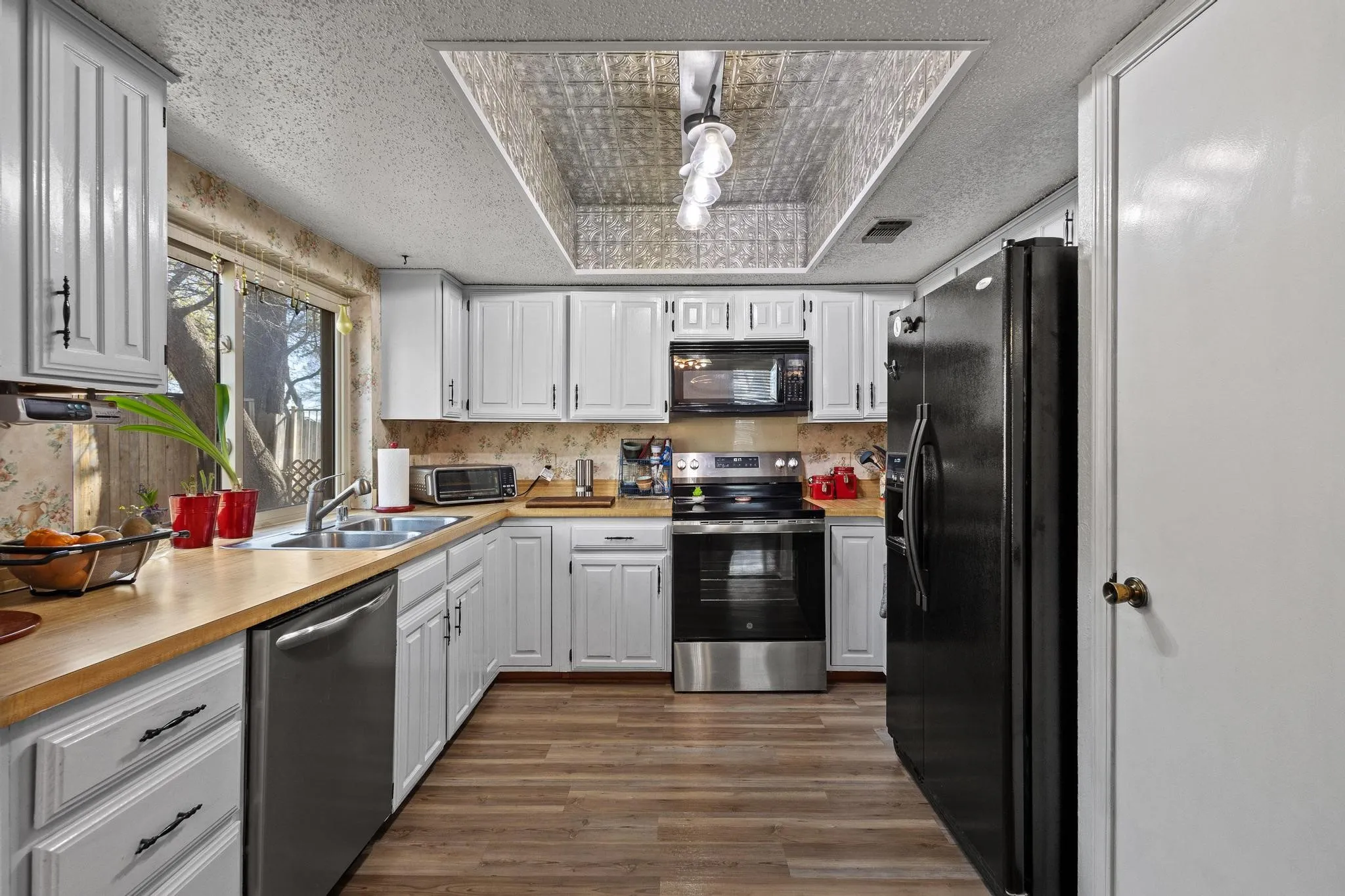 Single Family Residence For Sale in Denton County , 1430 Wildvalley Drive, Lewisville, Texas 75067, 3 Bedrooms, 2 Bathrooms, 2 Garage spaces, 1,439 Sqft, built in 1980, Price $315,000, mls#21213252, Real Estate Agent in Lewisville, Homes For Sale in Denton county, Homes For Sale in Lewisville, Realtor in Lewisville Texas, Real Estate Brokerage Independent Realty Texas, Luminita Cordes Realtor