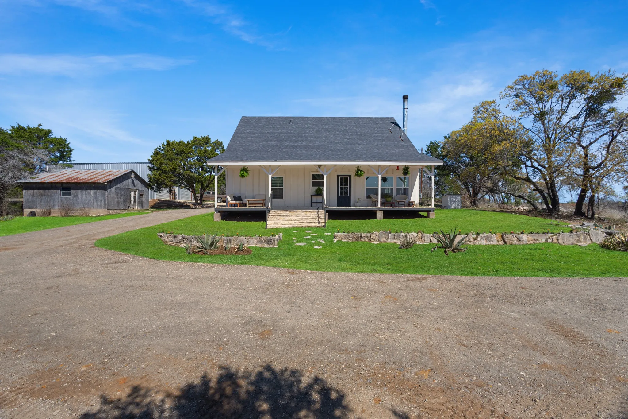 Single Family Residence For Sale in Hood County , 4700 Rock Church Highway, Tolar, Texas 76476, 5 Bedroom, 3 Bathroom, 6 Garage spaces, 2,640 Sqft, built in 1984, mls#21212978, Real Estate Agent in Tolar, Homes For Sale in Hood county, Homes For Sale in Tolar, Realtor in Tolar Texas, Real Estate Brokerage Independent Realty Texas, Luminita Cordes Realtor